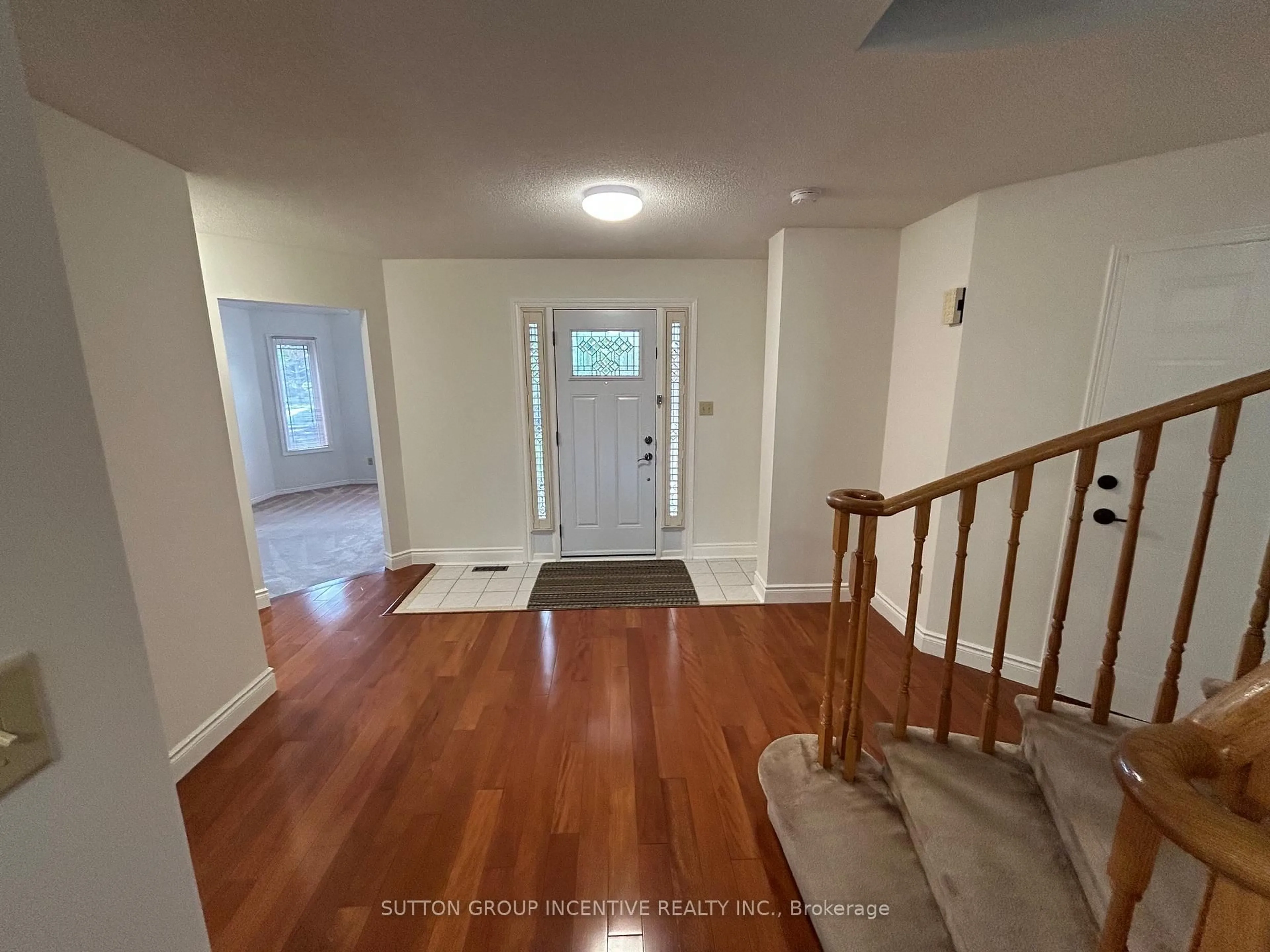 Indoor entryway for 189 Hanmer St, Barrie Ontario L4N 7J9