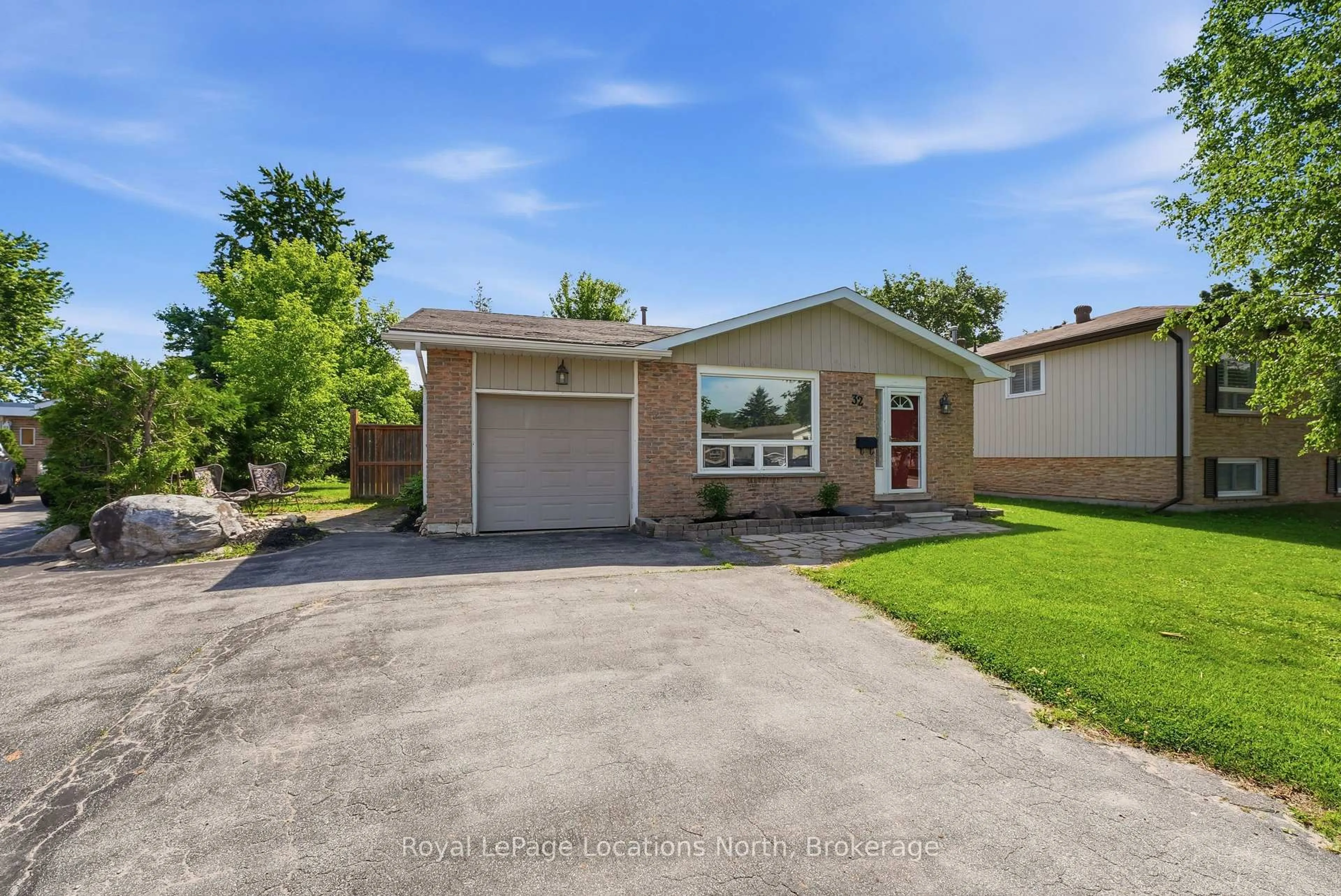 Home with brick exterior material, street for 32 Courtice Cres, Collingwood Ontario L9Y 4G1
