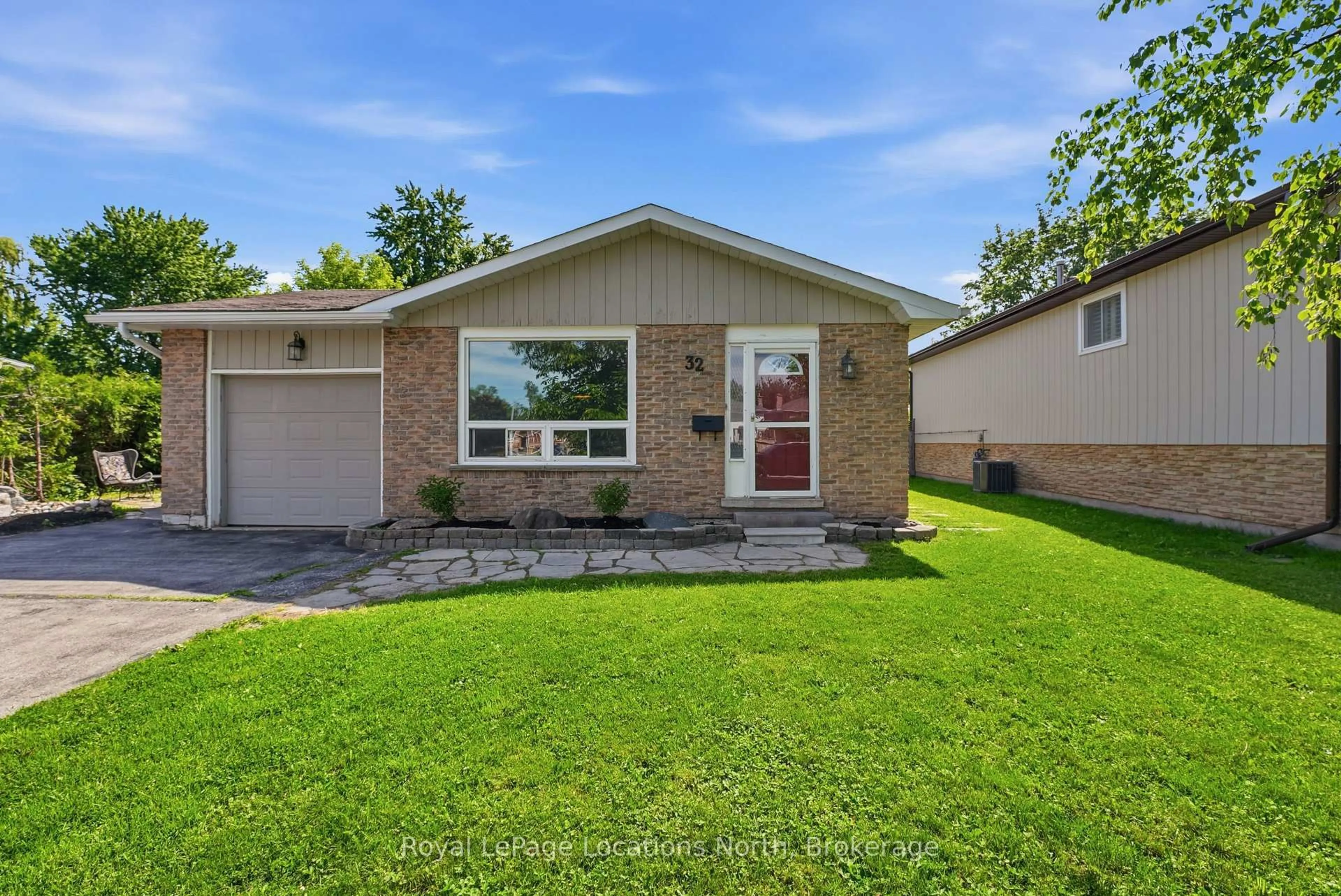 Home with brick exterior material, street for 32 Courtice Cres, Collingwood Ontario L9Y 4G1