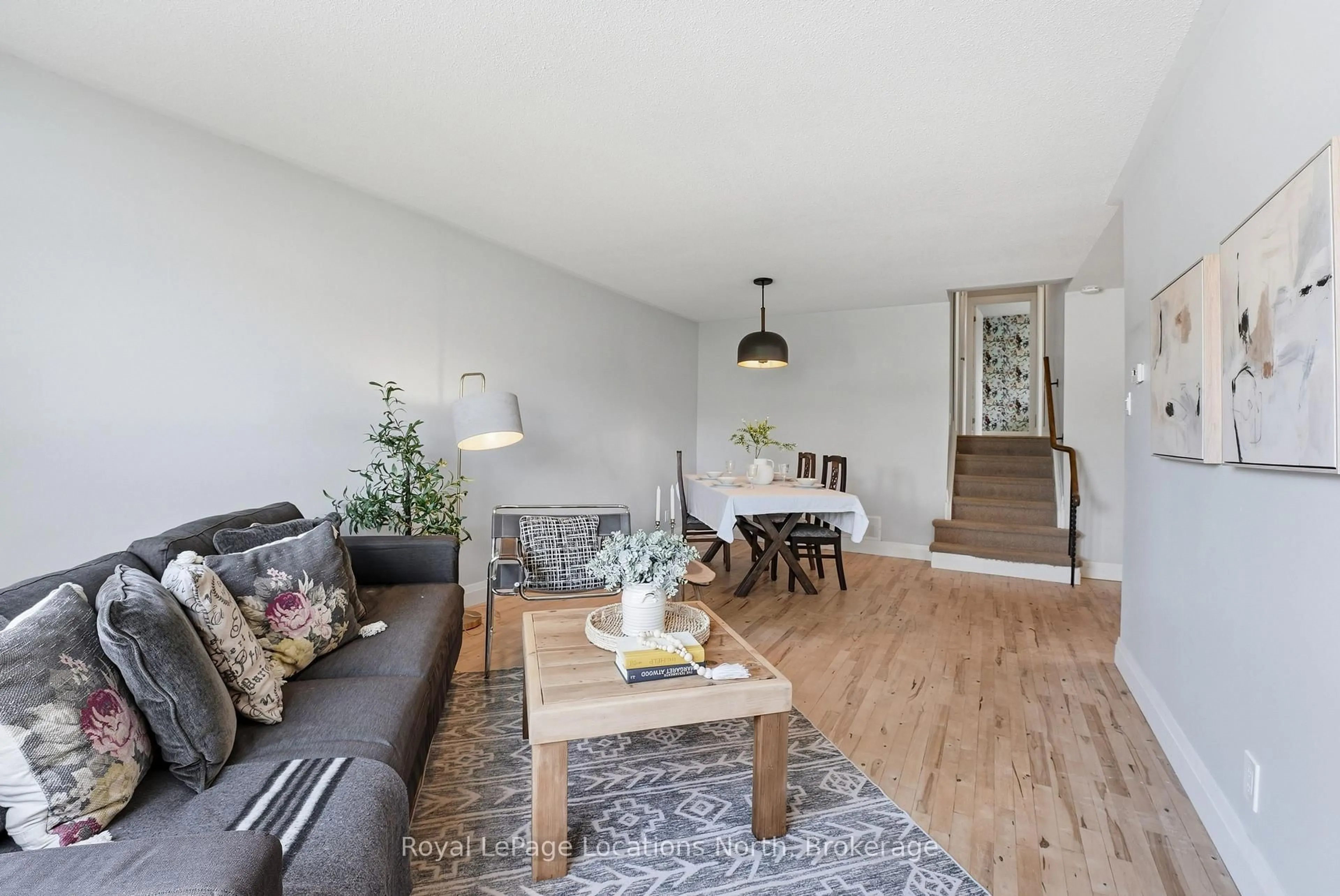 Living room with furniture, wood/laminate floor for 32 Courtice Cres, Collingwood Ontario L9Y 4G1
