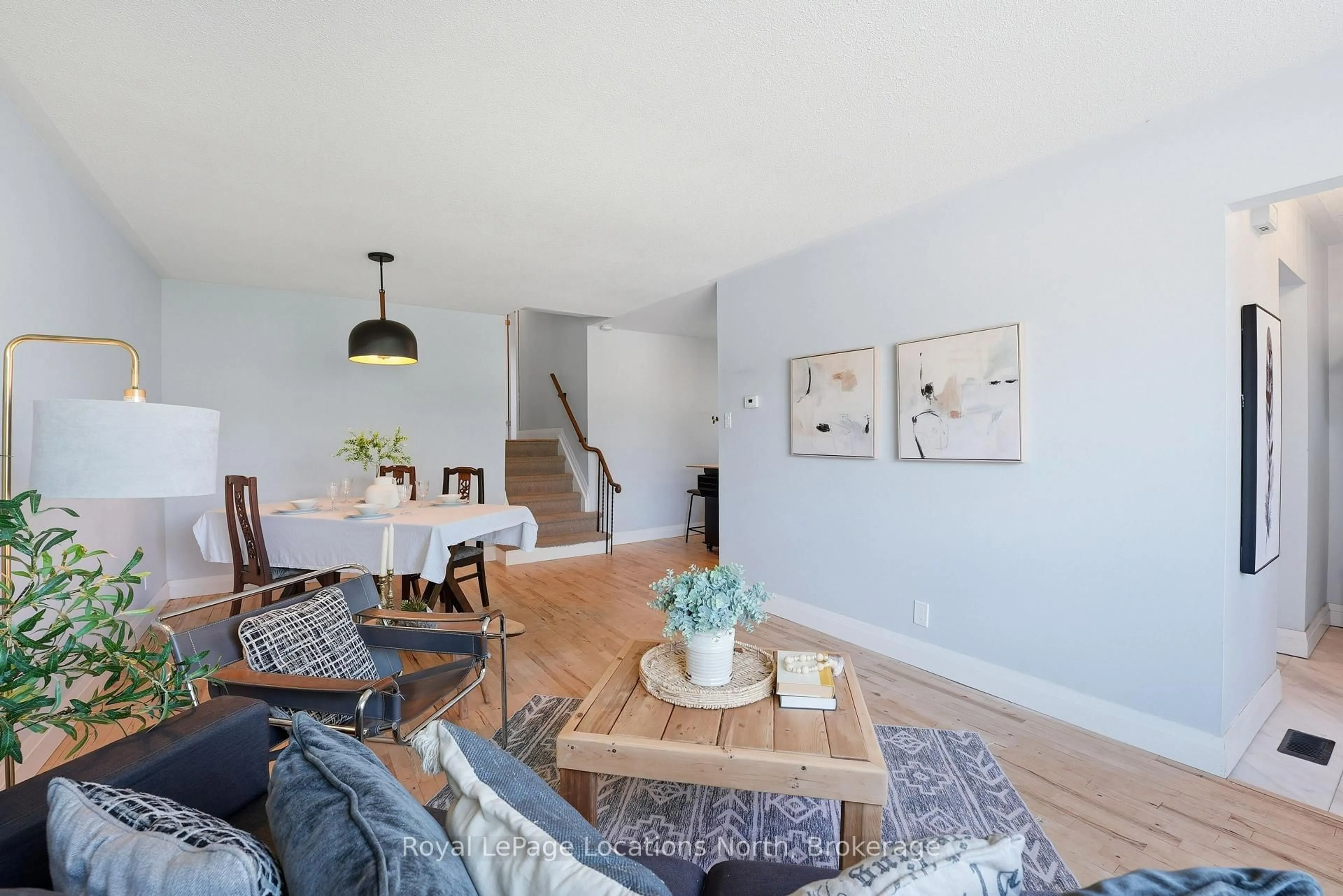 Living room with furniture, wood/laminate floor for 32 Courtice Cres, Collingwood Ontario L9Y 4G1