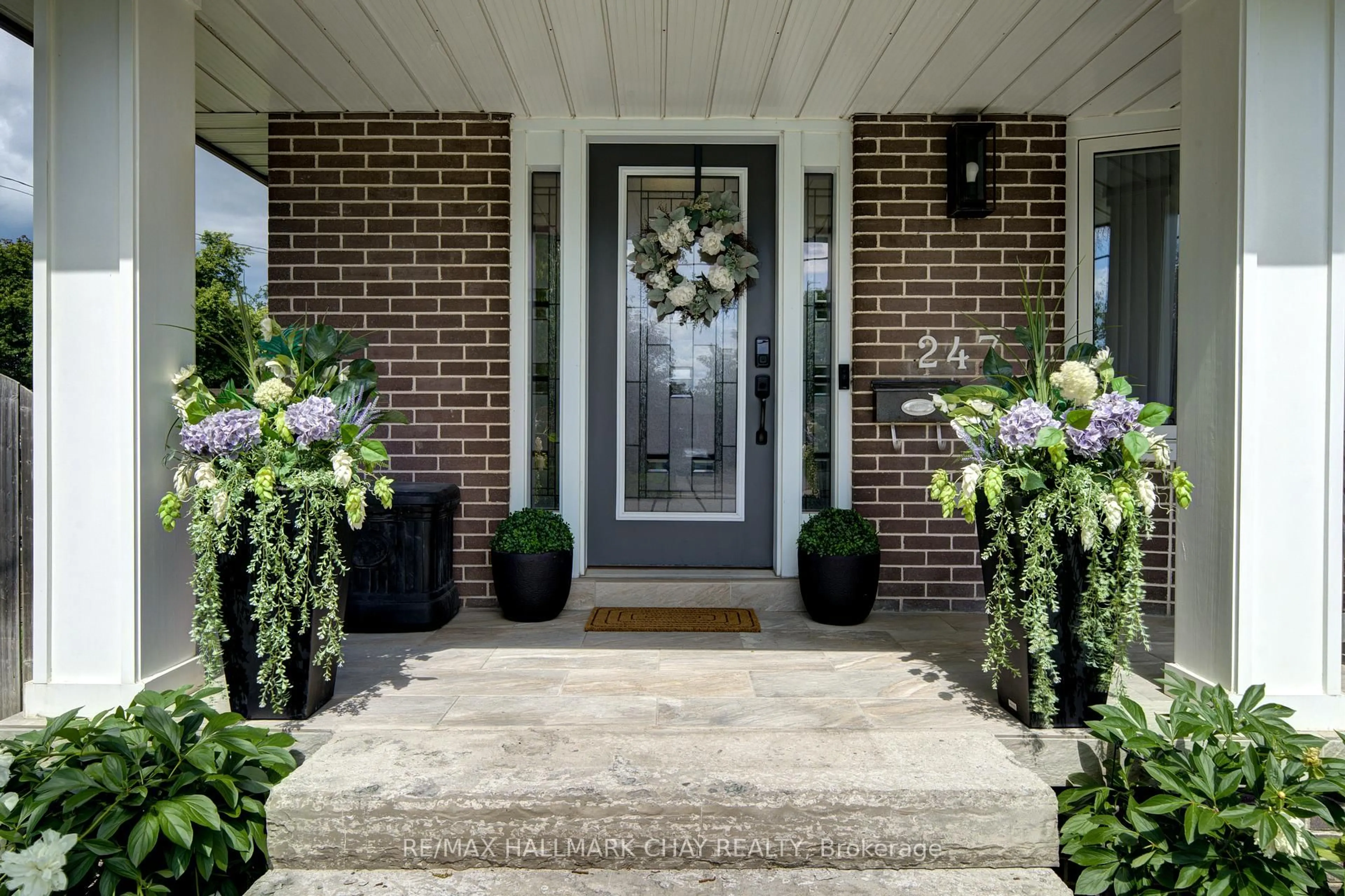 Indoor entryway for 247 St. Vincent St, Barrie Ontario L4M 3Z7