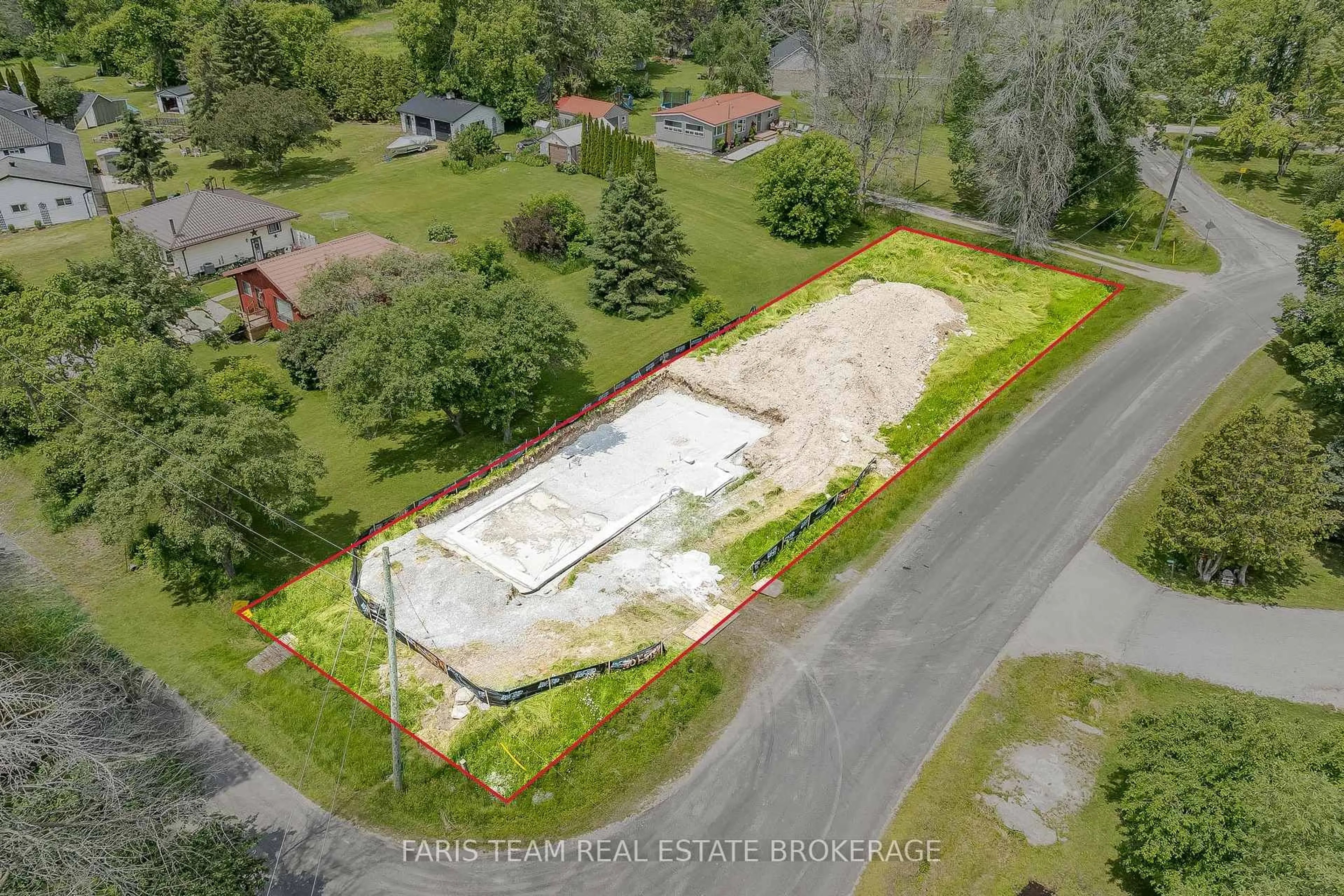 A pic from outside/outdoor area/front of a property/back of a property/a pic from drone, building for 4138 Fountain Dr, Ramara Ontario L3V 6H7