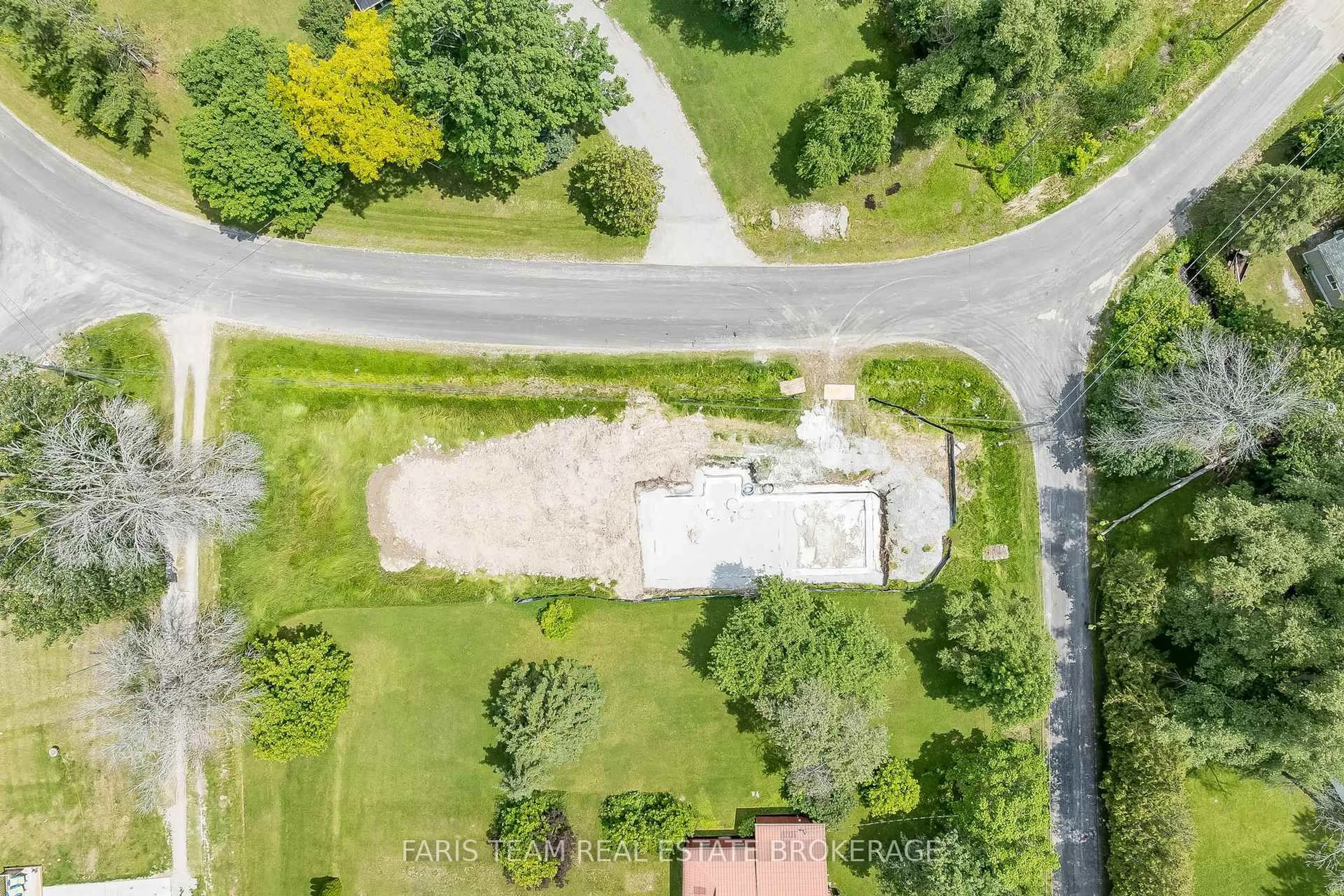 A pic from outside/outdoor area/front of a property/back of a property/a pic from drone, street for 4138 Fountain Dr, Ramara Ontario L3V 6H7