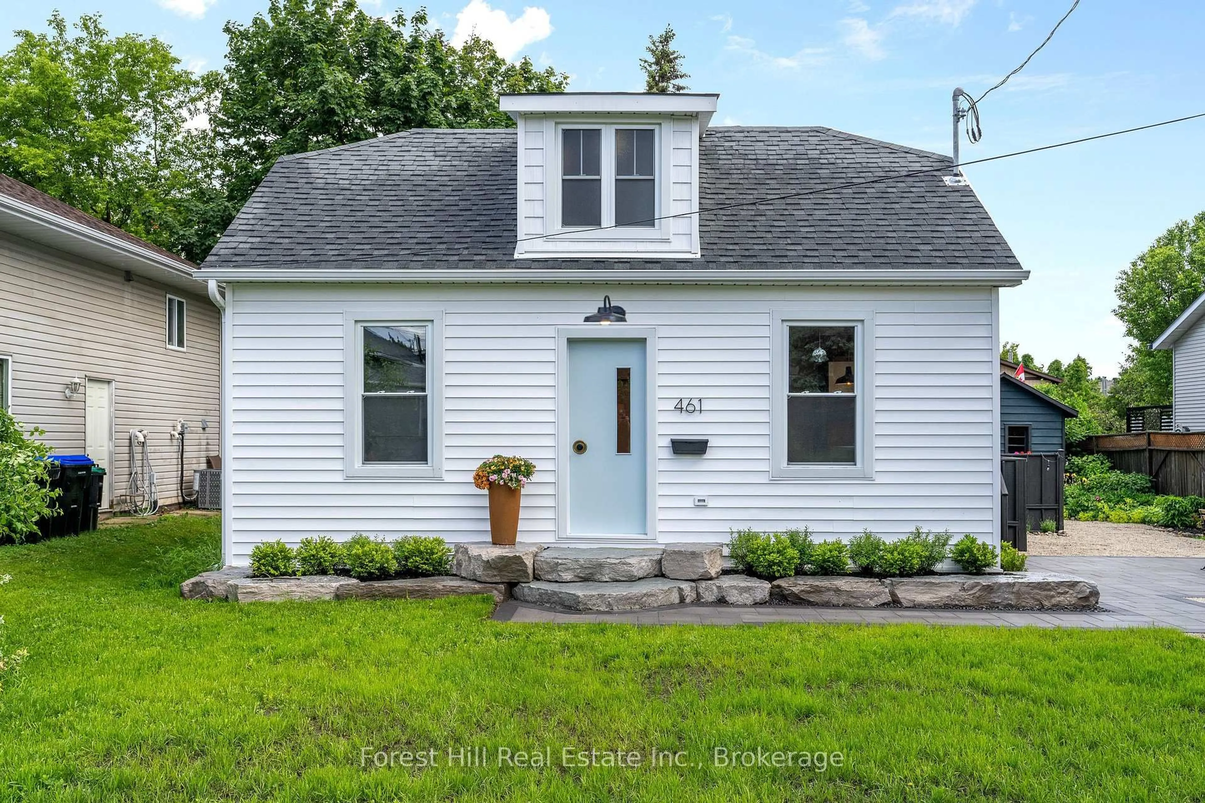 Home with vinyl exterior material, street for 461 FIFTH St, Collingwood Ontario L9Y 4B1