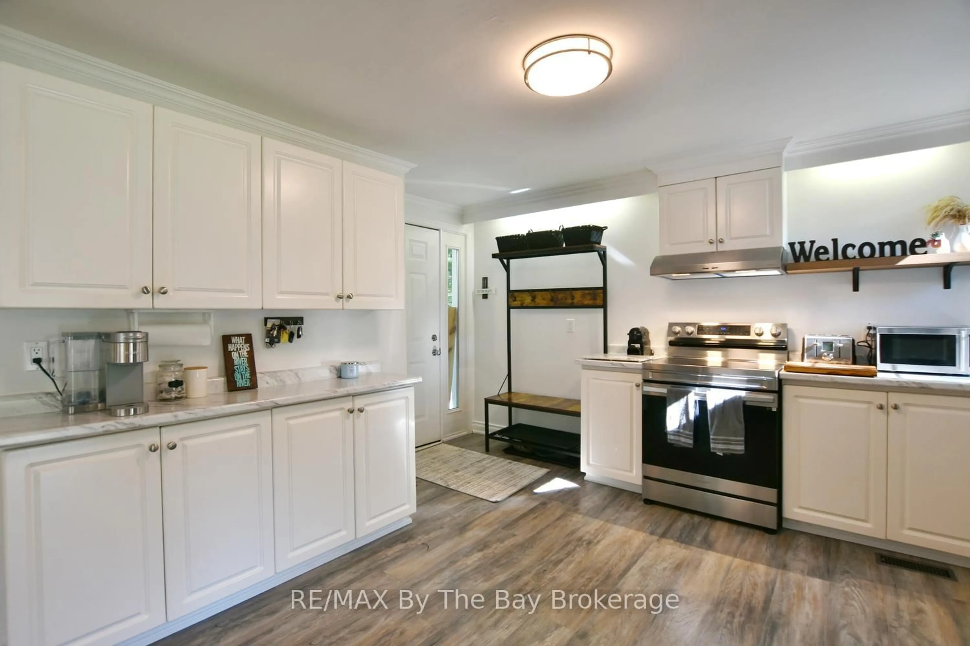 Open concept kitchen, ceramic/tile floor for 175 32nd St, Wasaga Beach Ontario L9Z 2S6