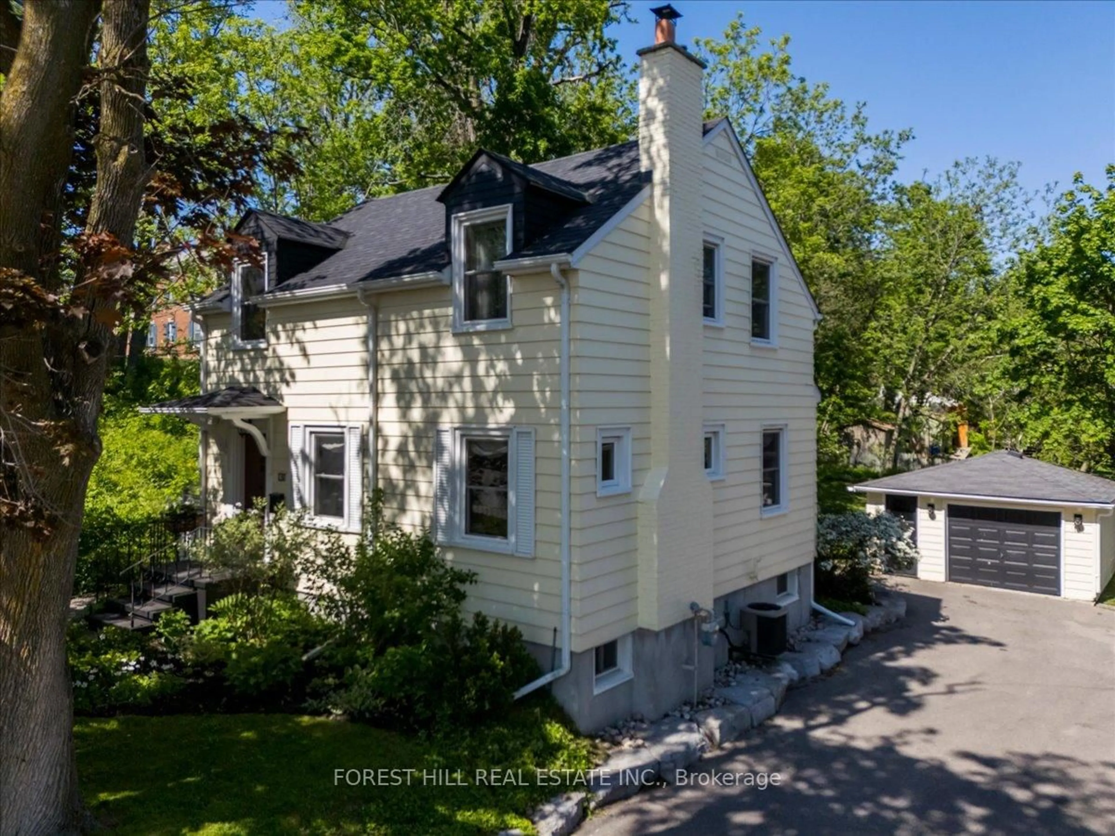 A pic from outside/outdoor area/front of a property/back of a property/a pic from drone, street for 131 Toronto St, Barrie Ontario L4N 1V3