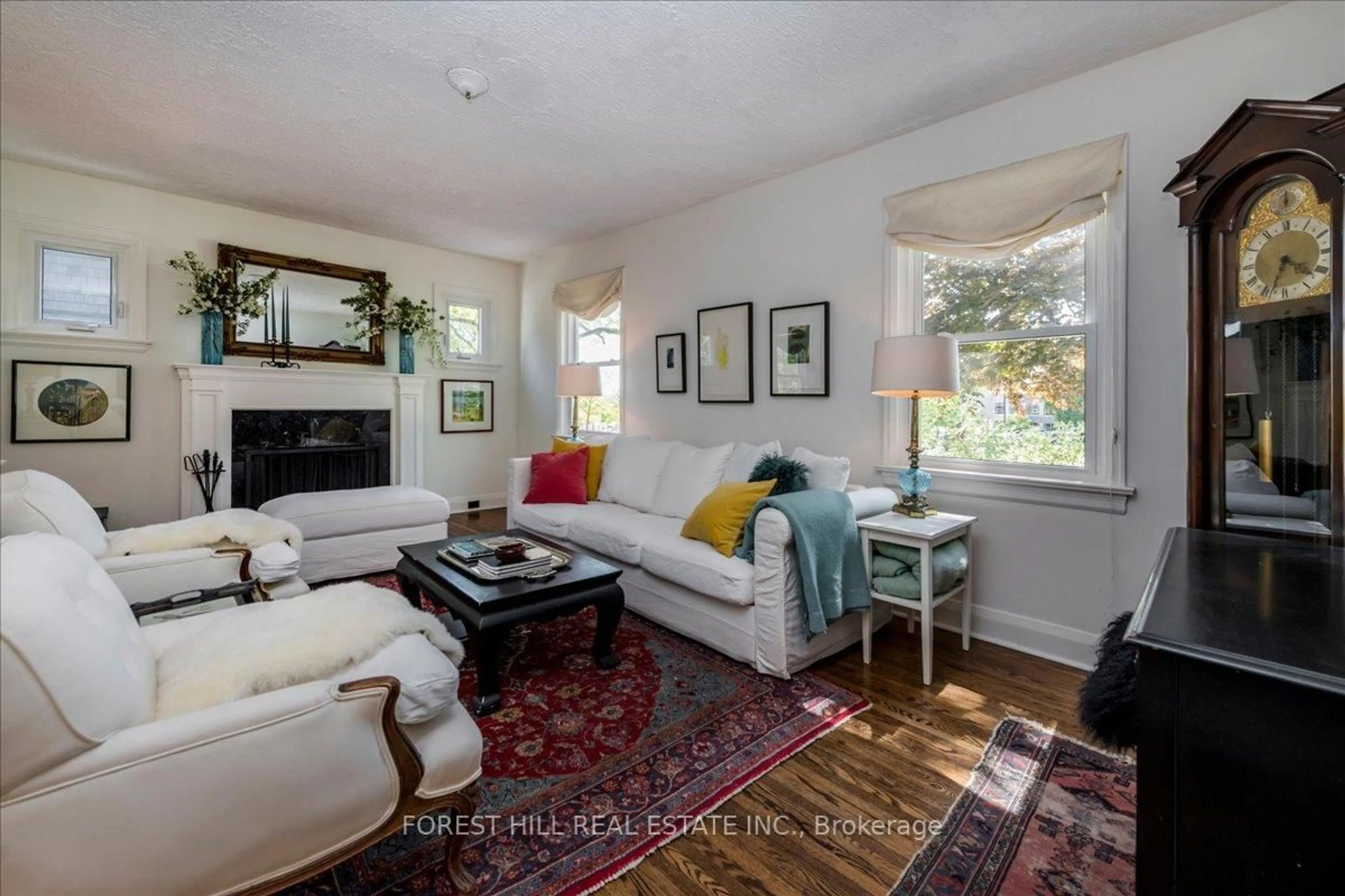 Living room with furniture, unknown for 131 Toronto St, Barrie Ontario L4N 1V3
