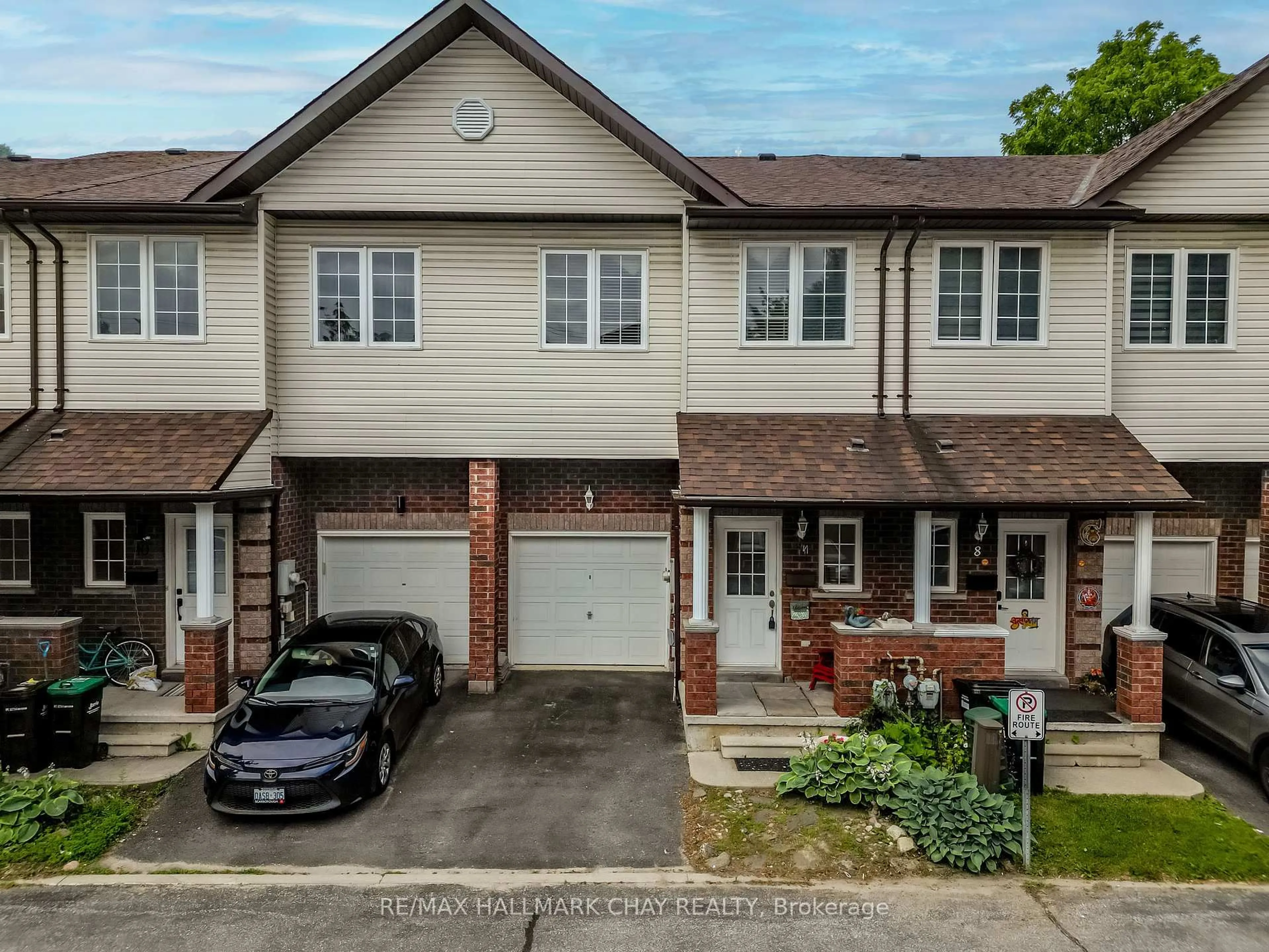A pic from outside/outdoor area/front of a property/back of a property/a pic from drone, street for 488 Yonge St #9, Barrie Ontario L4N 4E2