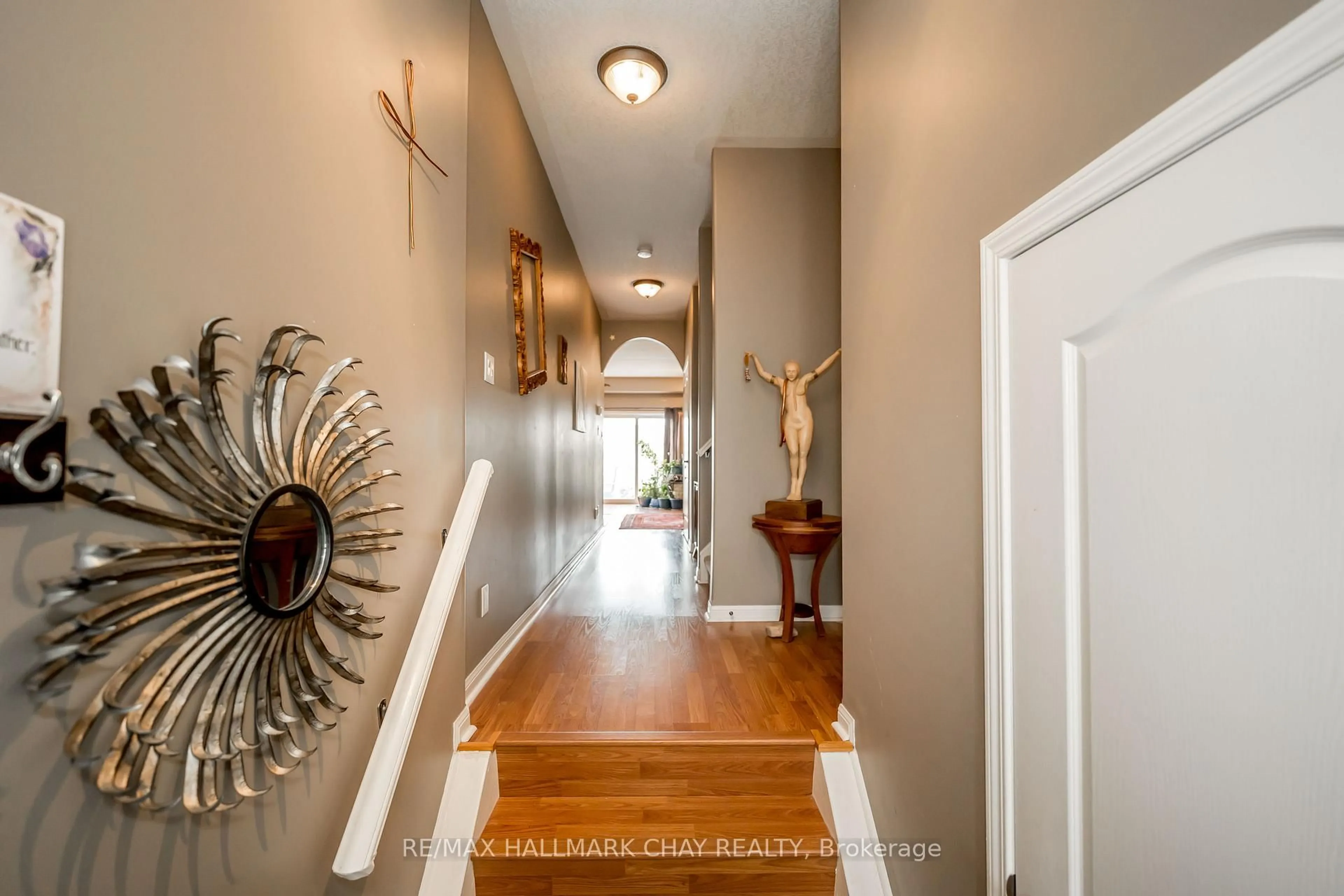 Indoor entryway for 488 Yonge St #9, Barrie Ontario L4N 4E2