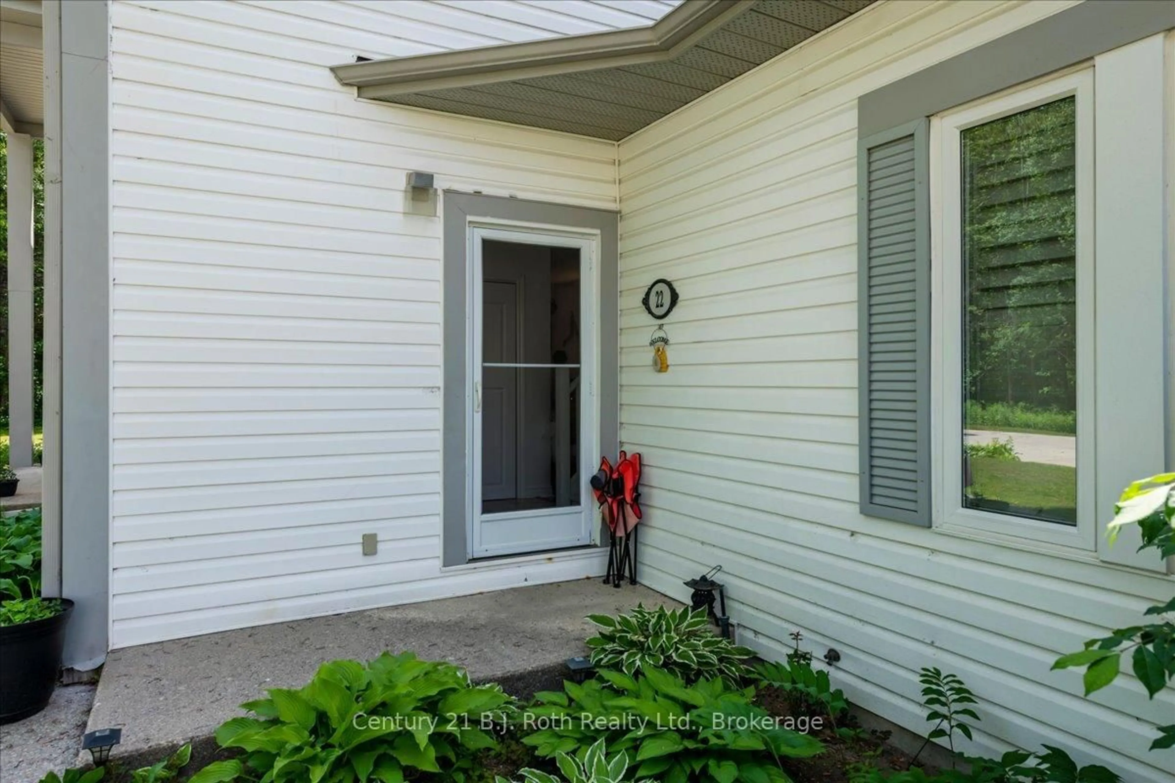 Indoor entryway for 22 Wasaga Woods Circ #B7, Wasaga Beach Ontario L9Z 2N1