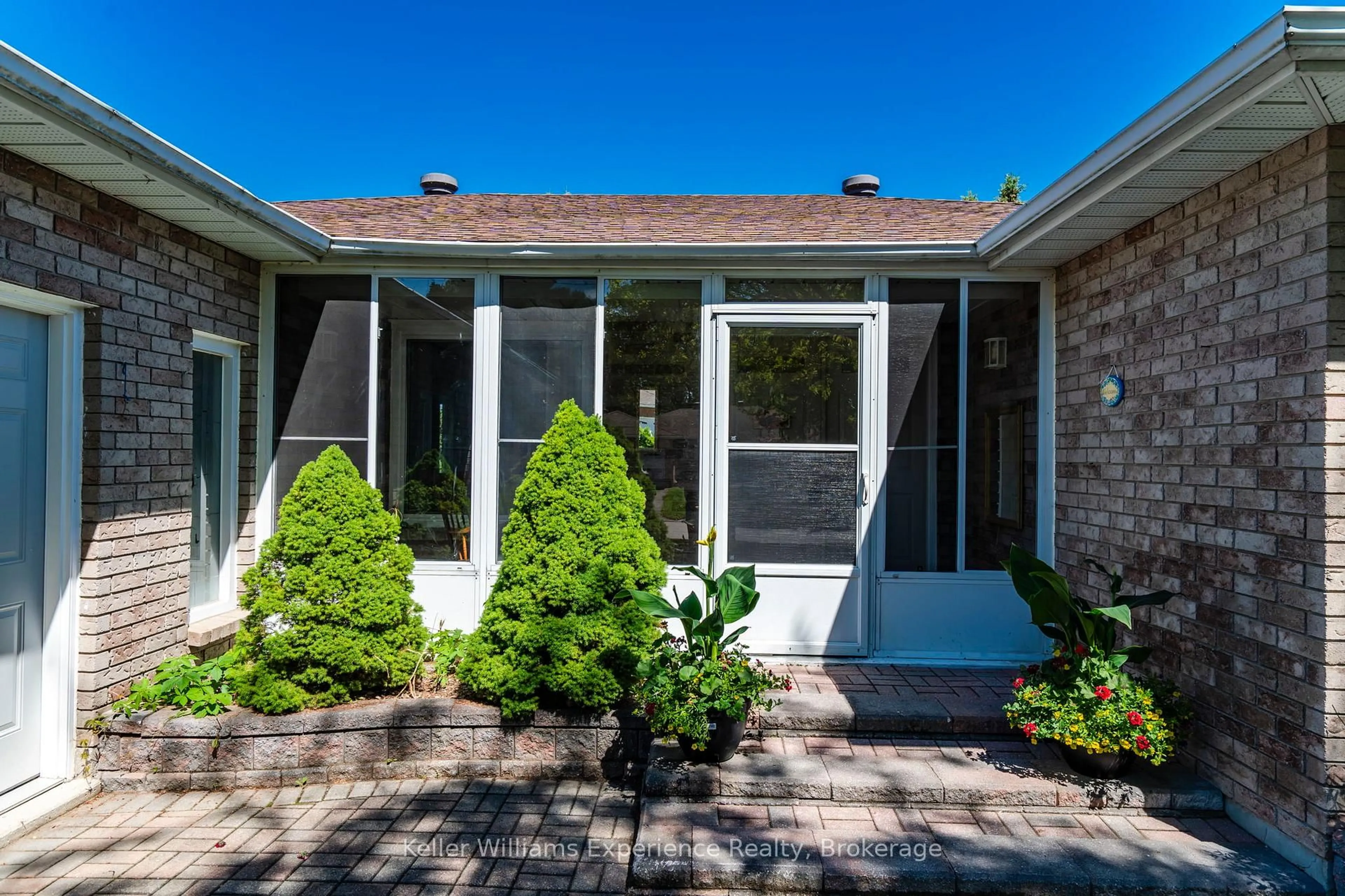 Patio, street for 922 Playfair Rd, Midland Ontario L4R 4X8