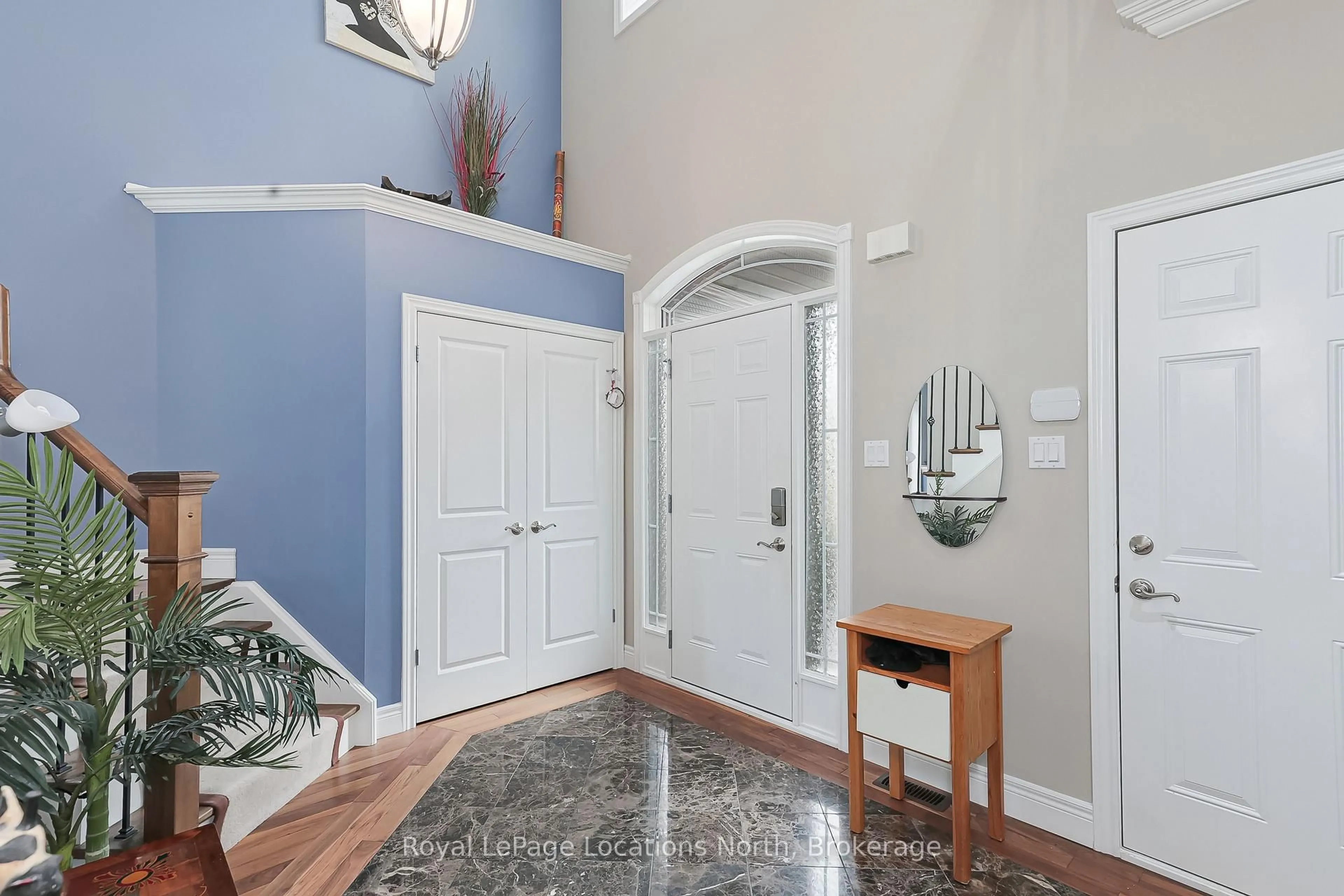 Indoor entryway for 6 Williams St, Collingwood Ontario L9Y 0B9