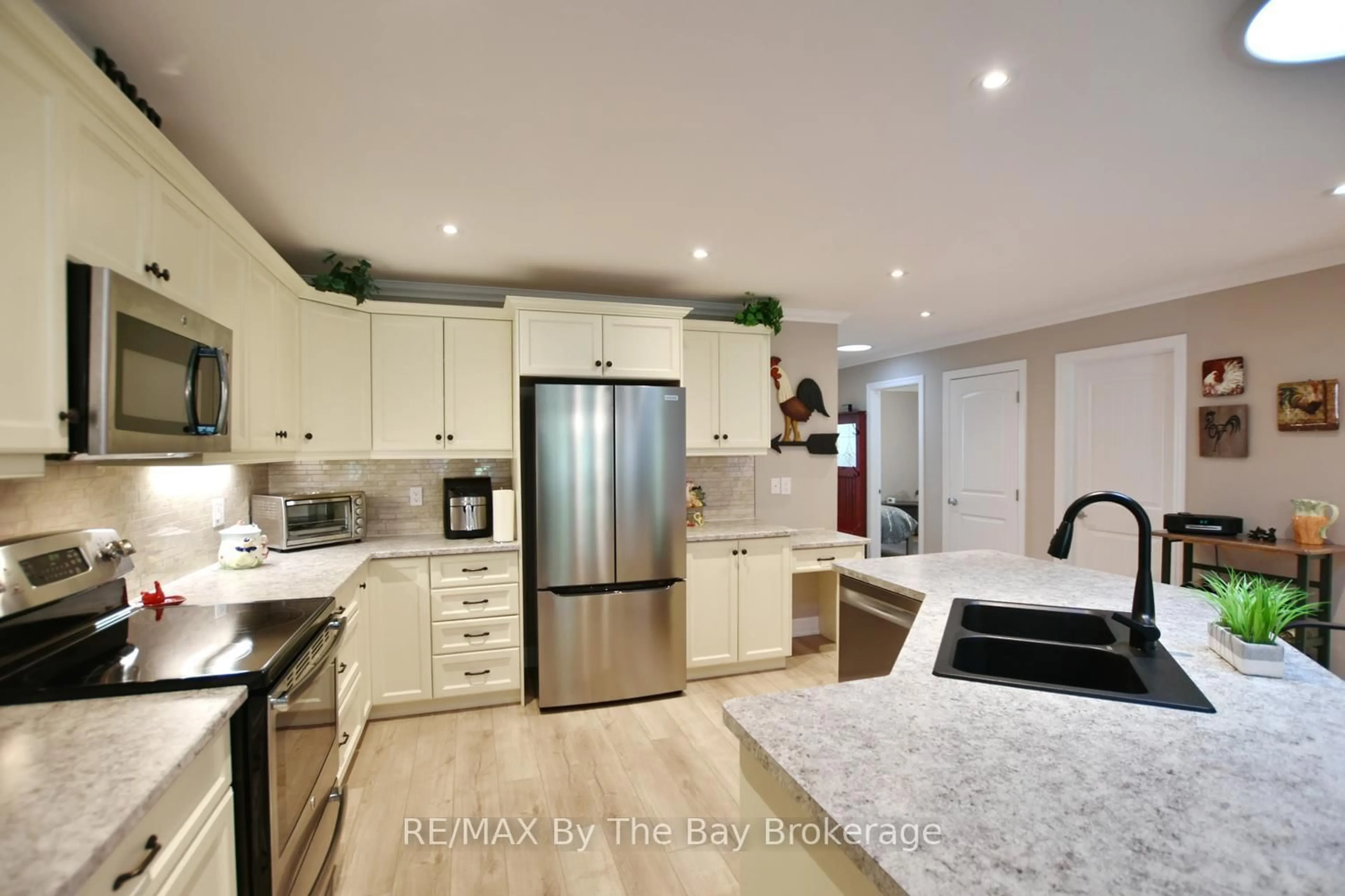 Open concept kitchen, unknown for 12 New York Ave, Wasaga Beach Ontario L9Z 3A8