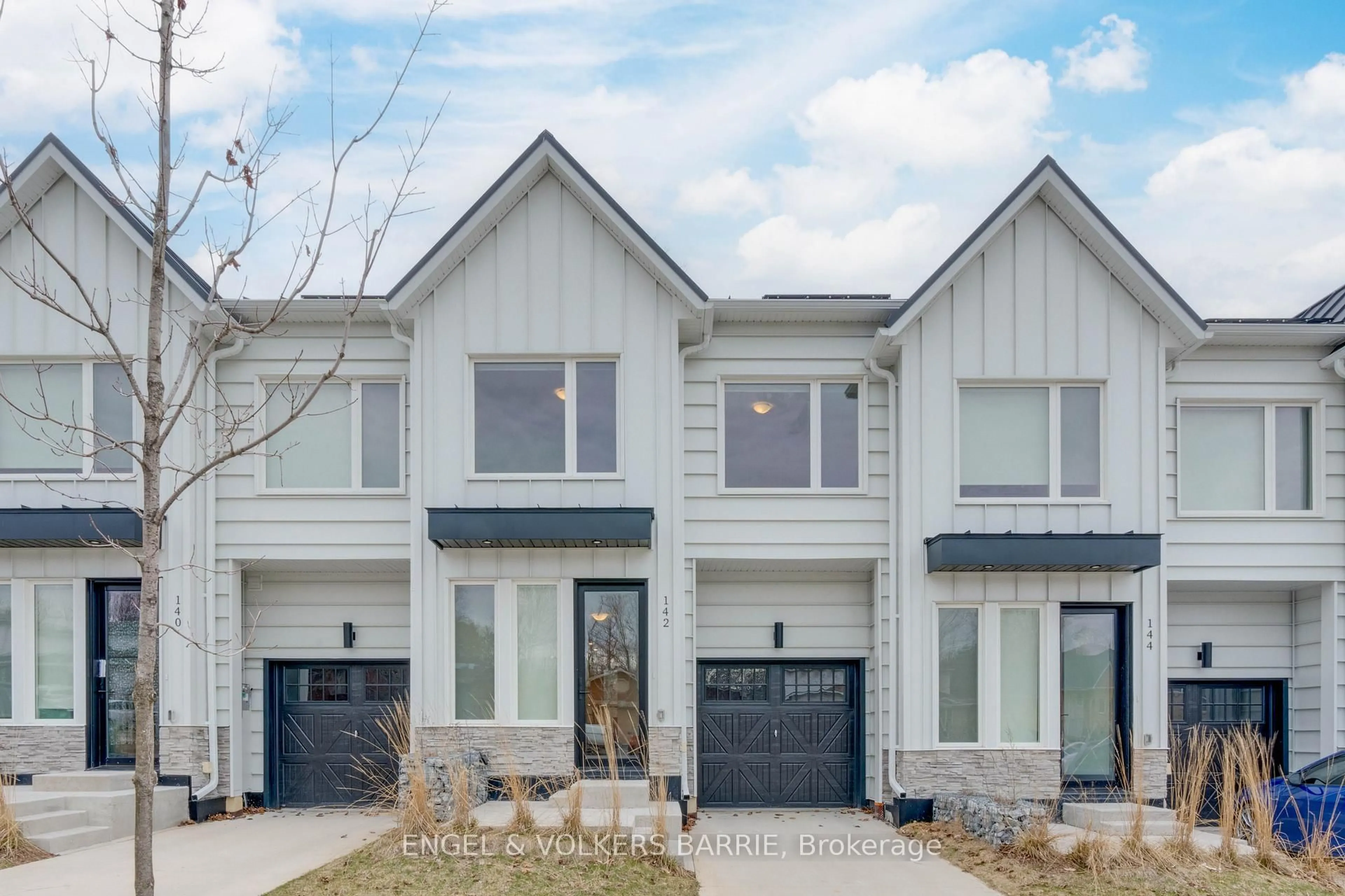 Home with brick exterior material, street for 142 Athabaska Rd, Barrie Ontario L4N 8E5