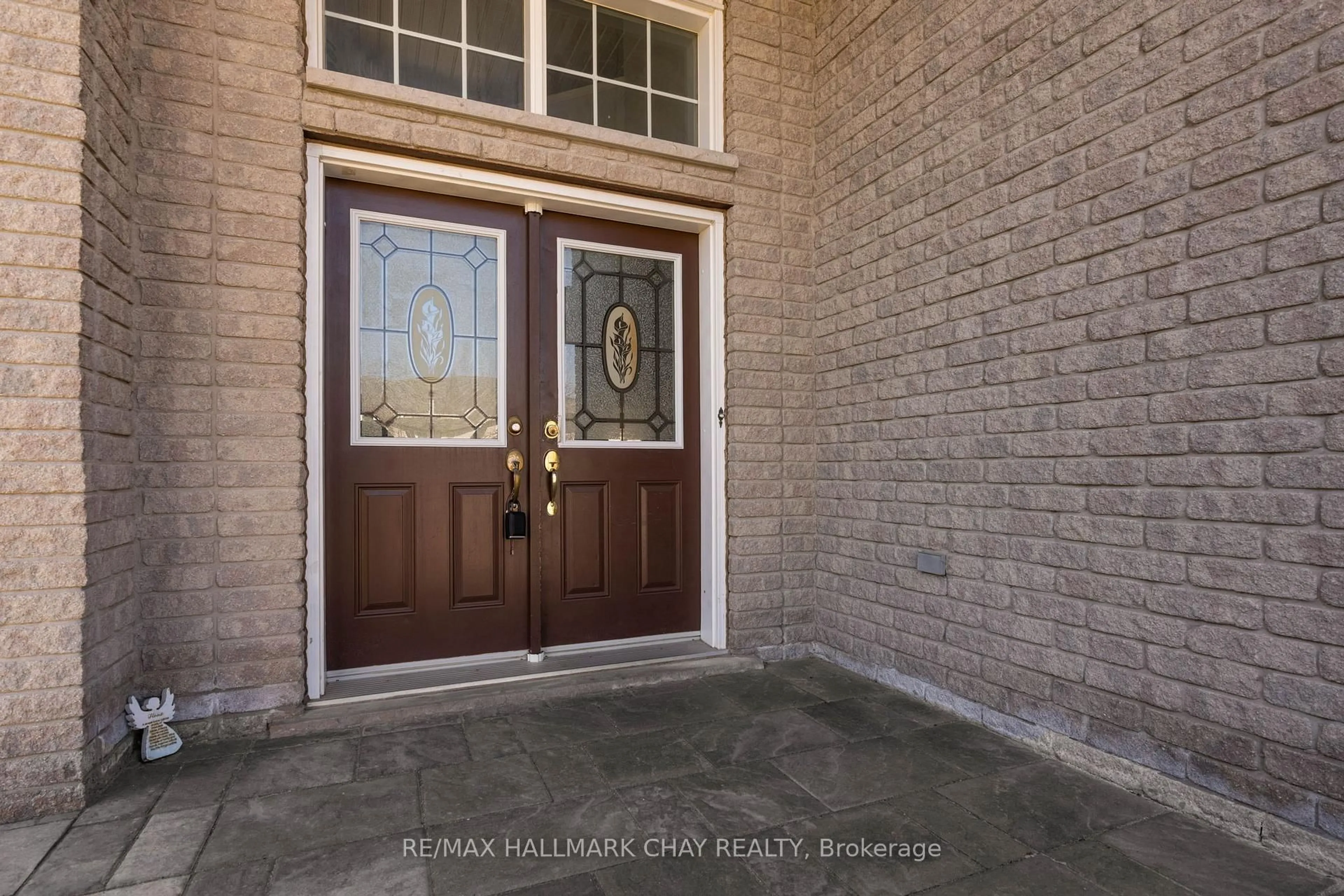 Indoor entryway for 77 Sovereign's Gate, Barrie Ontario L4N 0Y9
