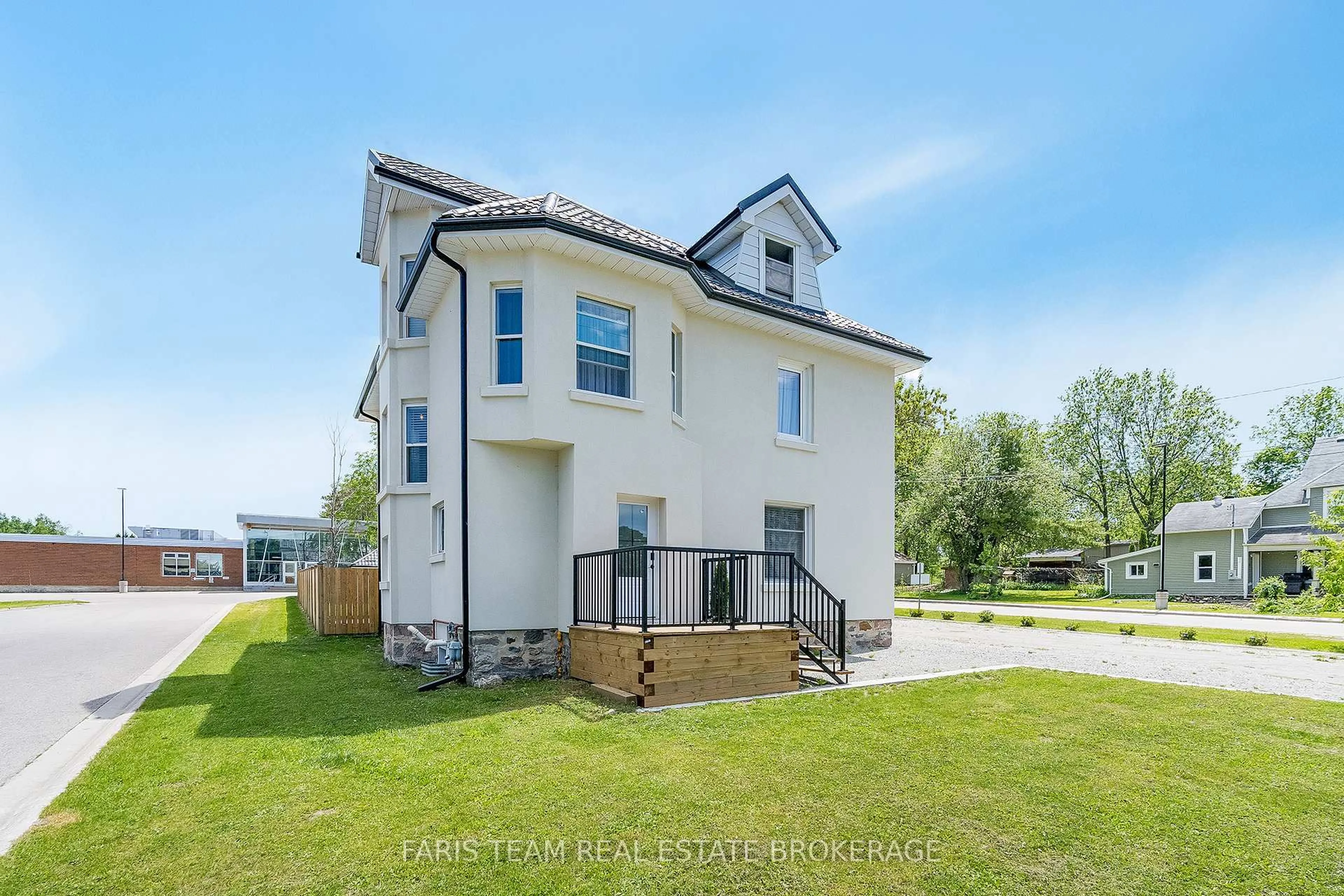 A pic from outside/outdoor area/front of a property/back of a property/a pic from drone, unknown for 119 Jephson St, Tay Ontario L0K 2A0