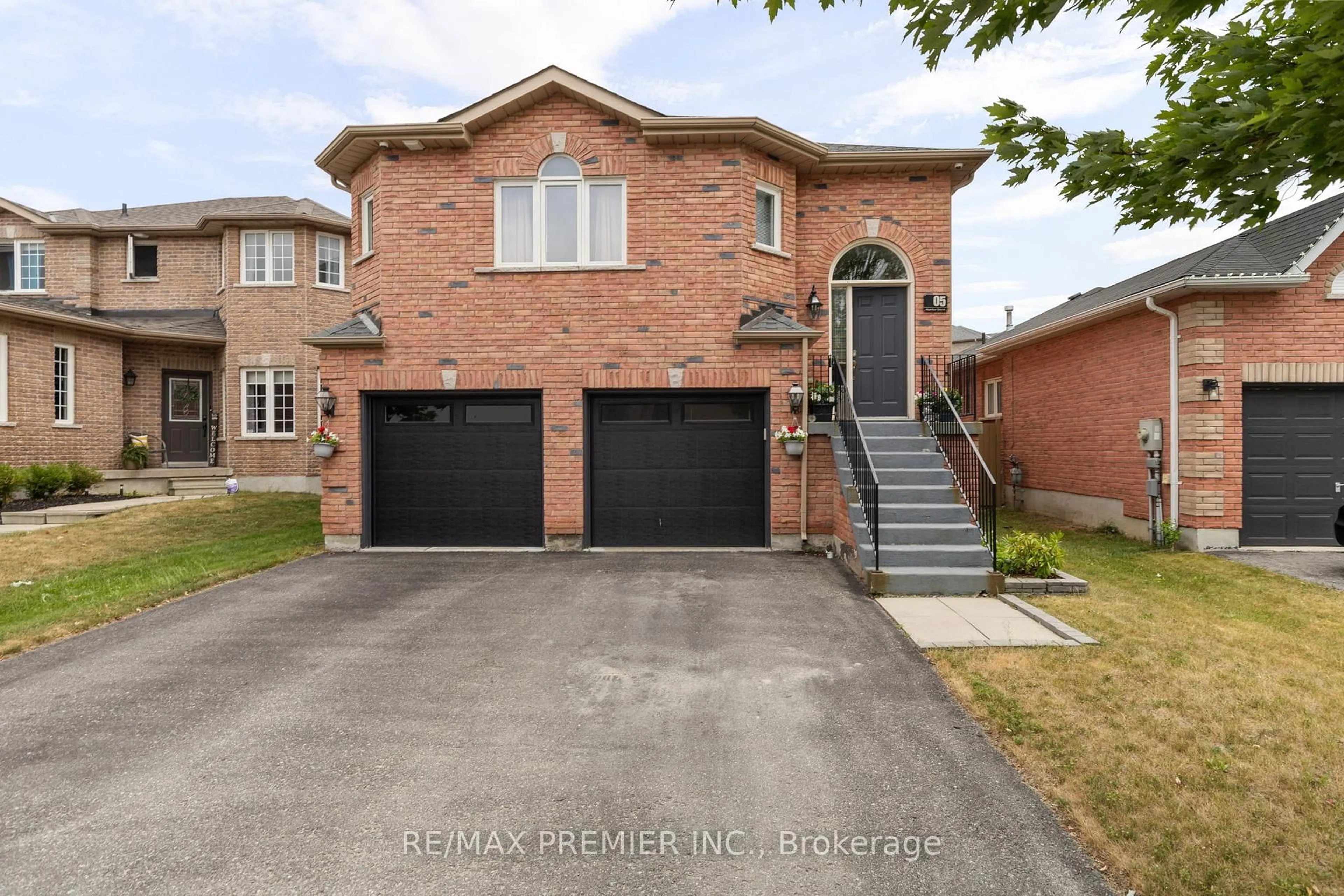 Home with brick exterior material, street for 5 Humber St, Barrie Ontario L4N 5S4