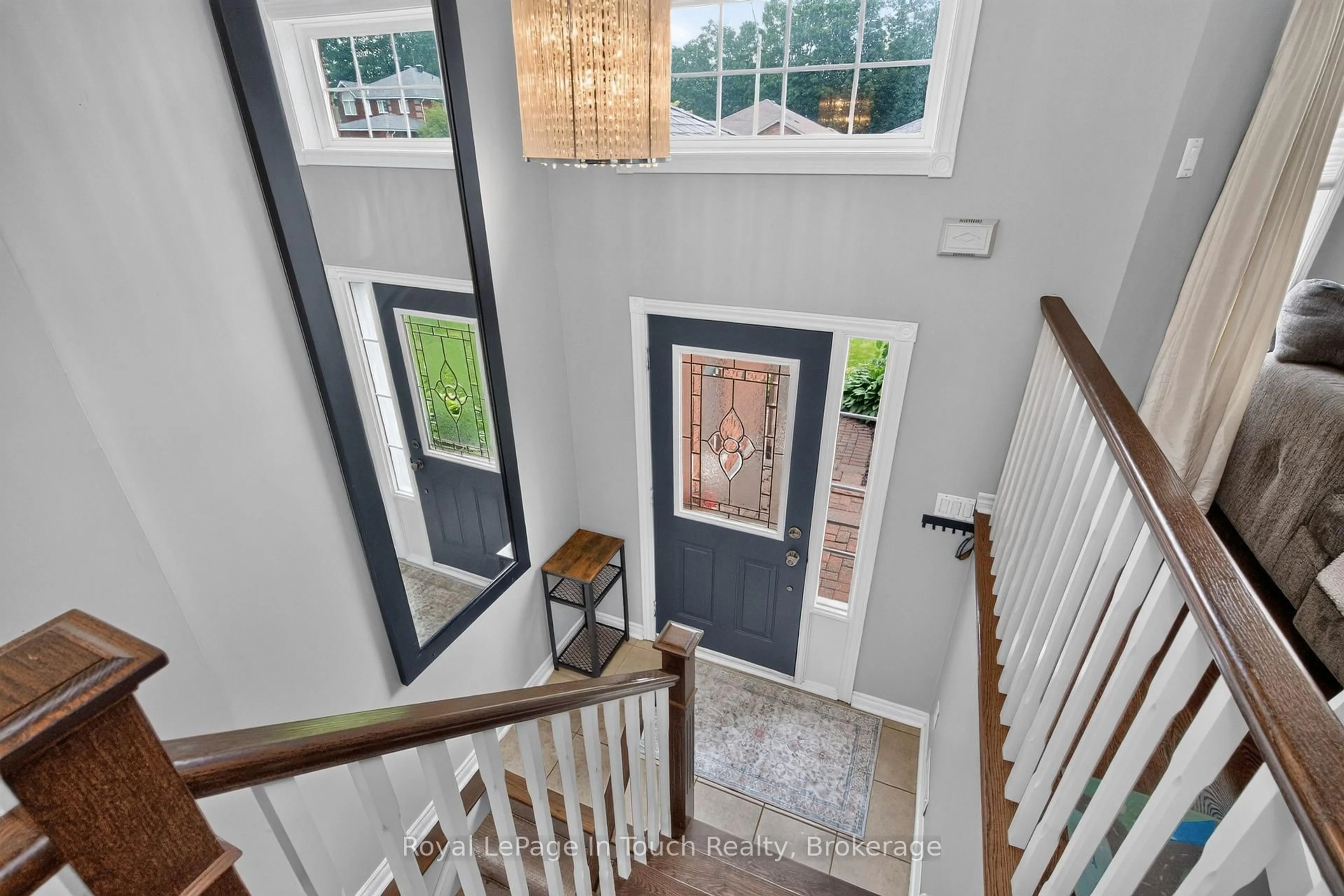 Indoor entryway for 101 Crompton Dr, Barrie Ontario L4M 6P1