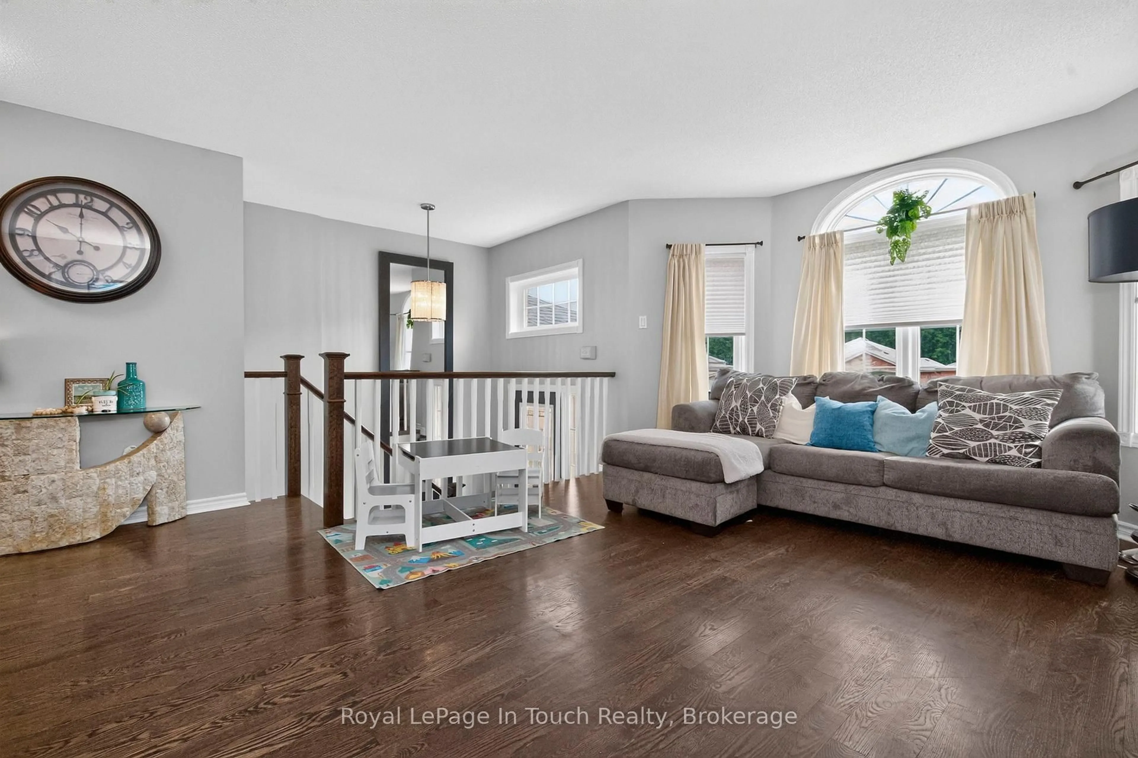 Living room with furniture, unknown for 101 Crompton Dr, Barrie Ontario L4M 6P1