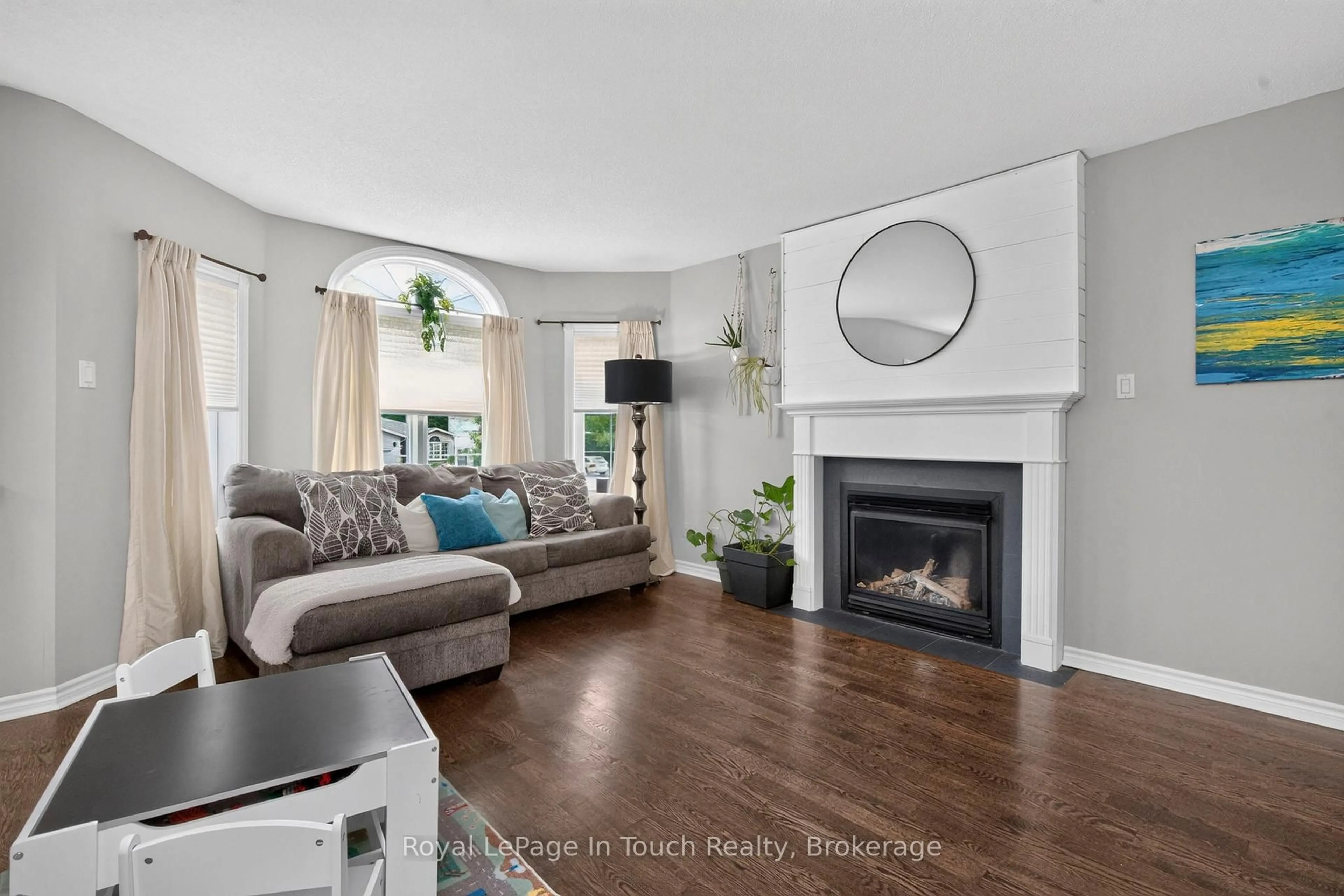 Living room with furniture, unknown for 101 Crompton Dr, Barrie Ontario L4M 6P1
