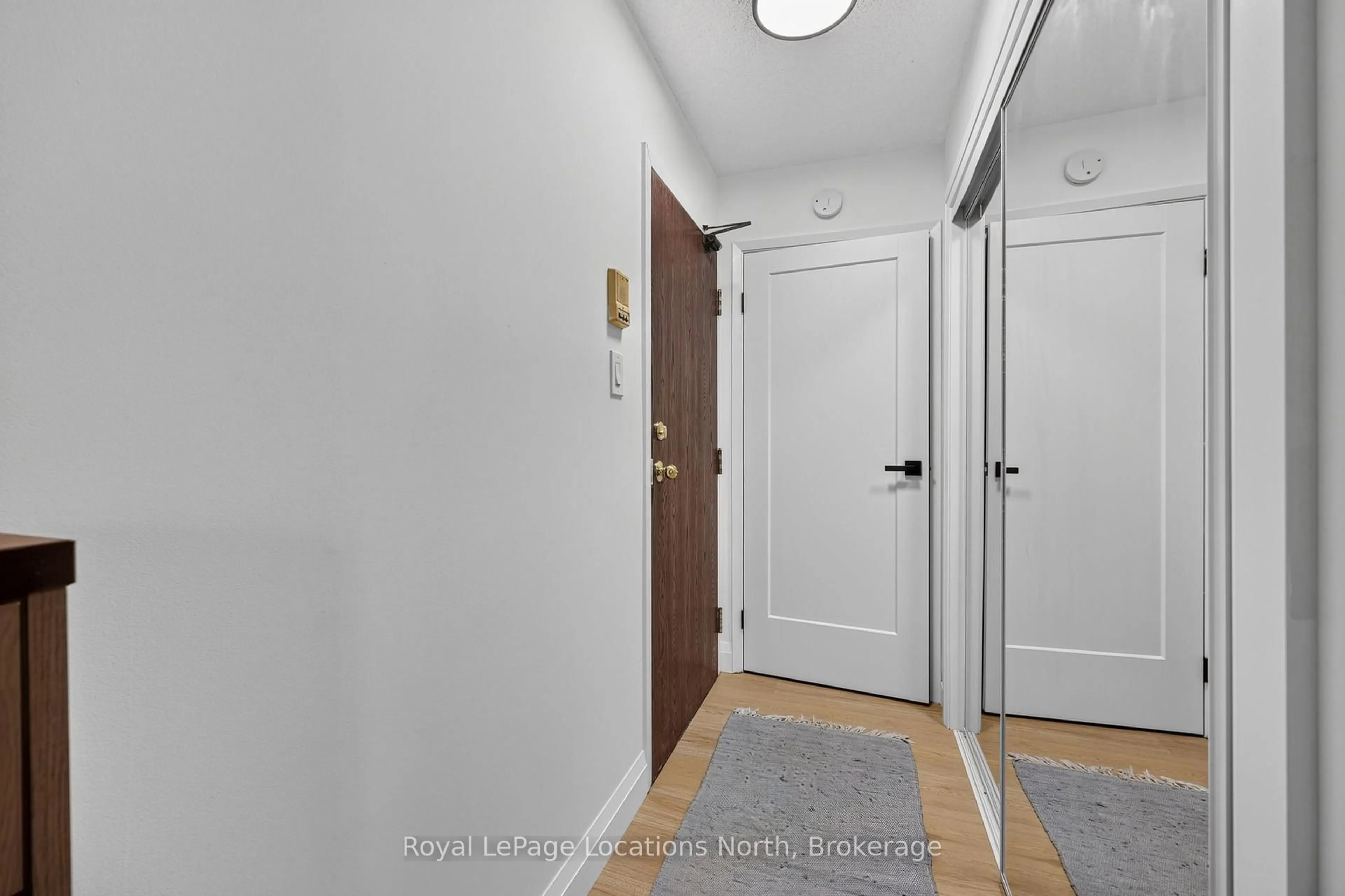 Indoor foyer for 163 Edgehill Dr #D7, Barrie Ontario L4N 1L9