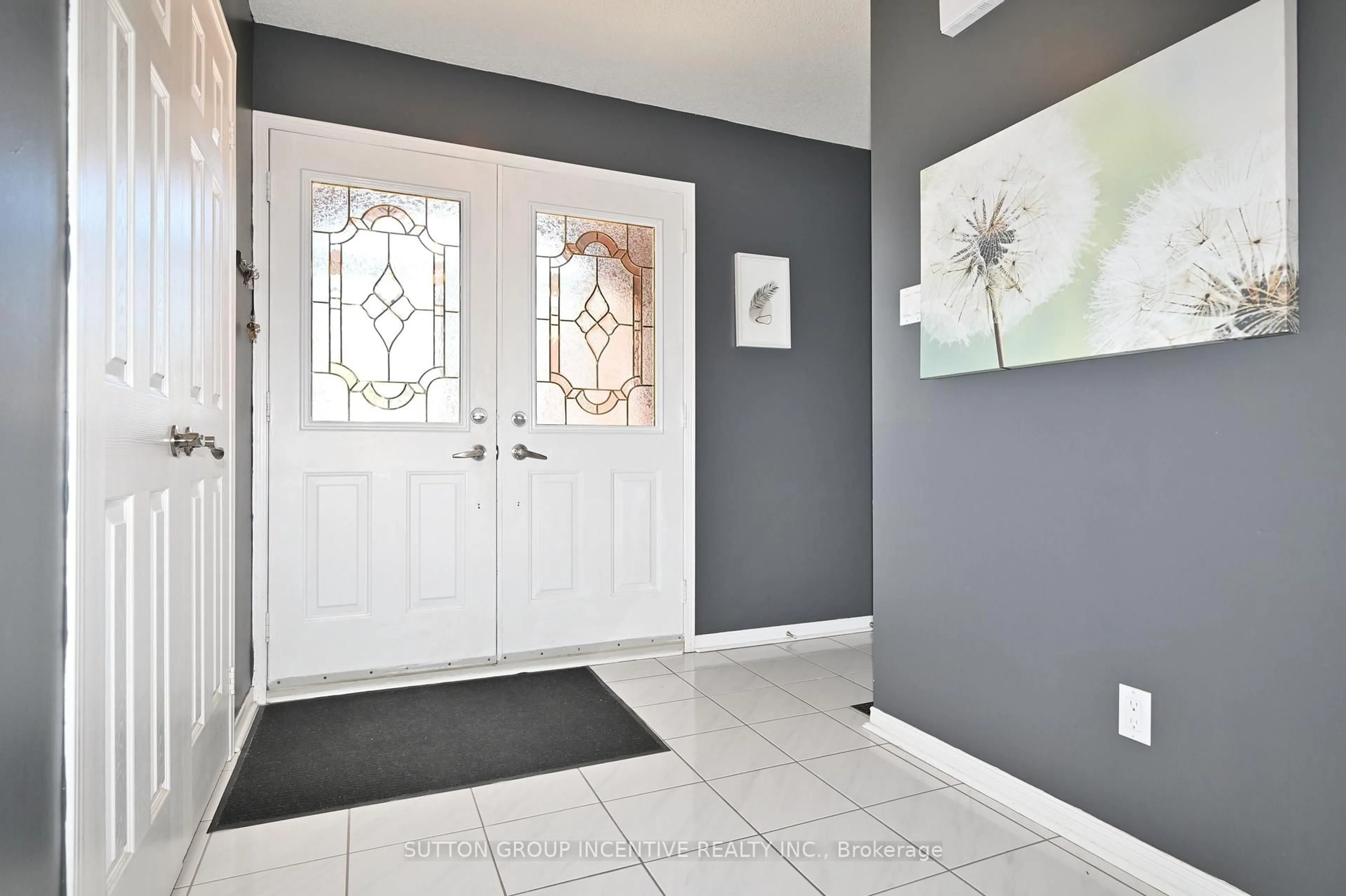 Indoor entryway for 98 CARDINAL St, Barrie Ontario L4M 6E3