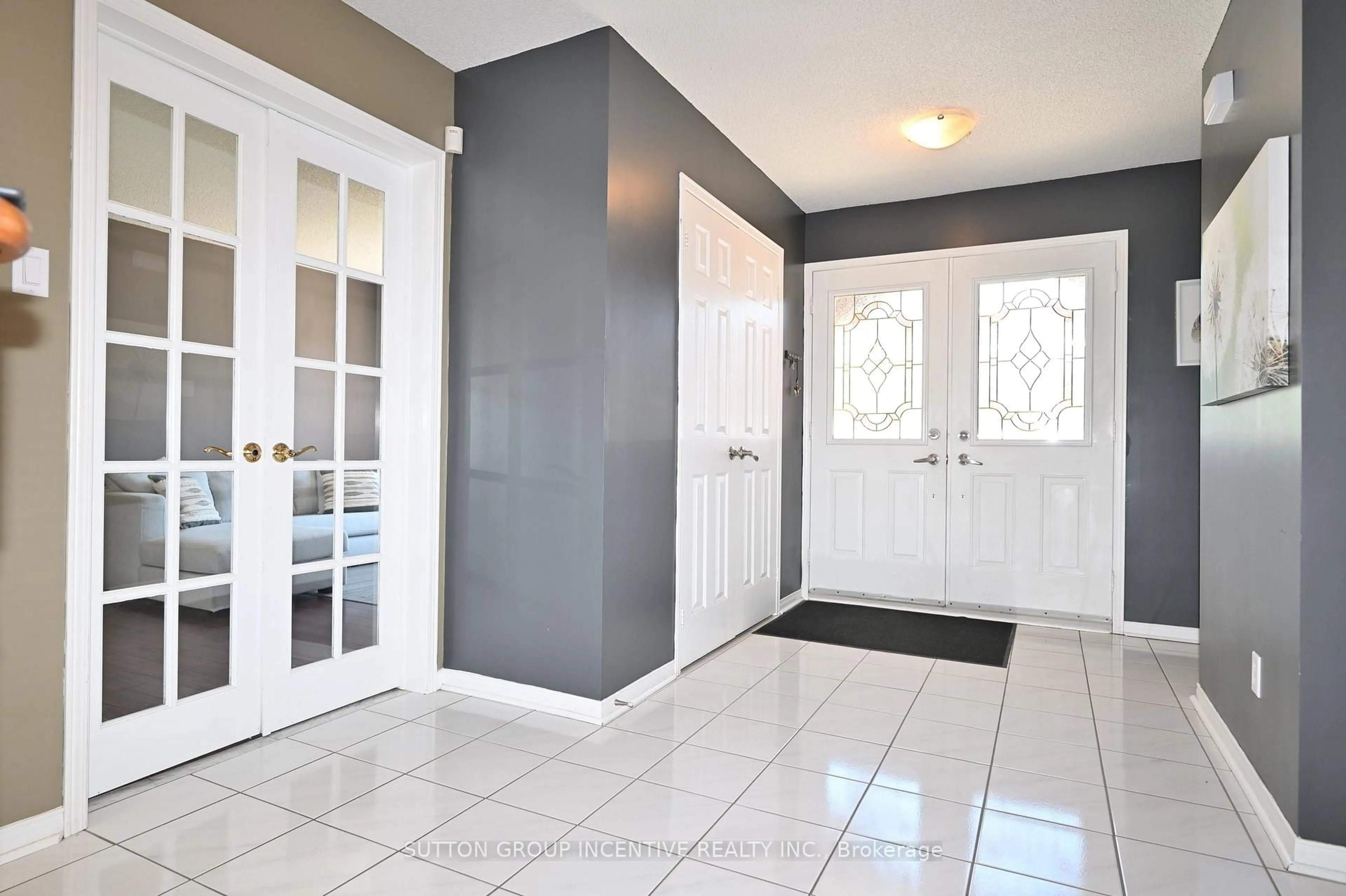 Indoor entryway for 98 CARDINAL St, Barrie Ontario L4M 6E3