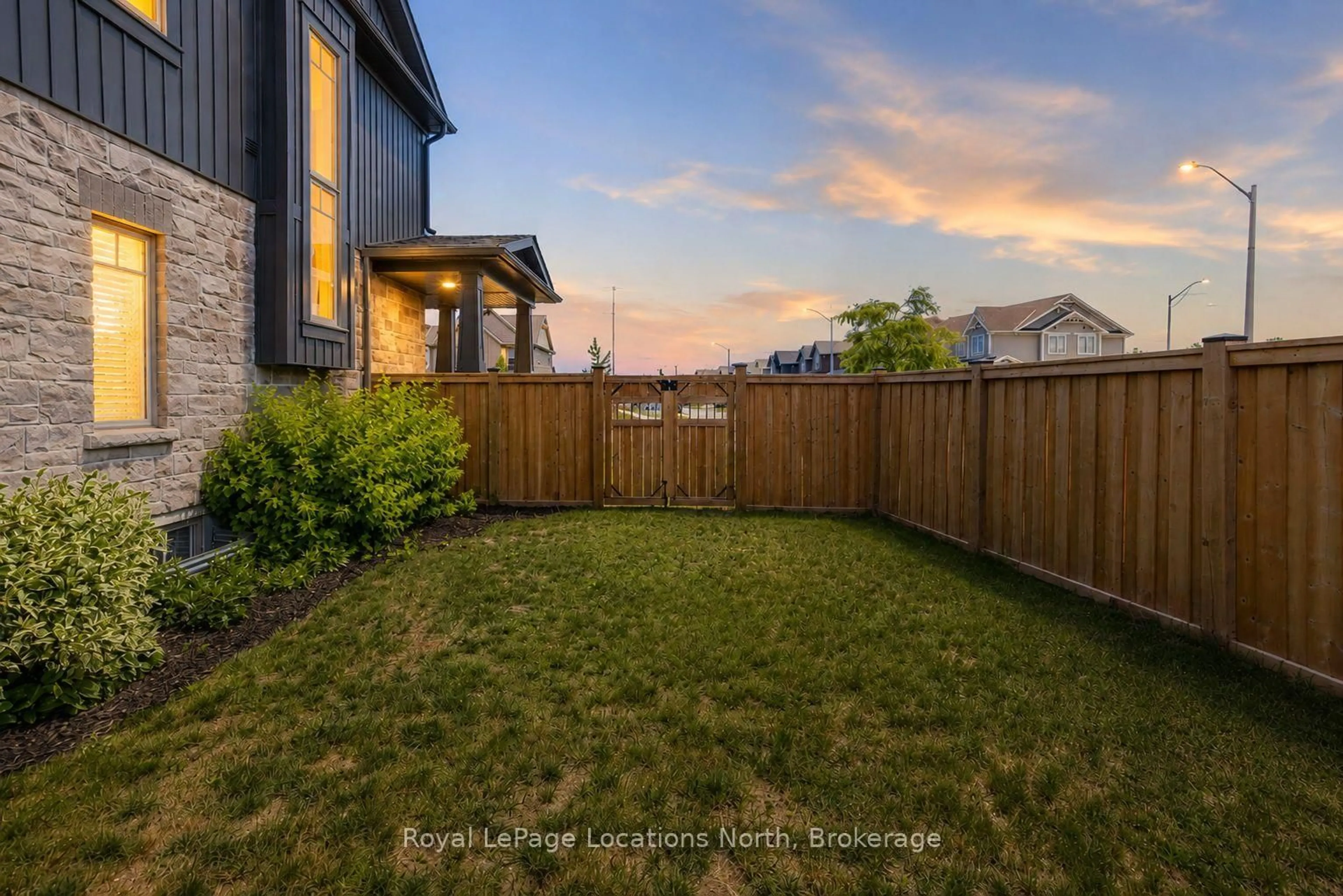 A pic from outside/outdoor area/front of a property/back of a property/a pic from drone, street for 18 Bassett St, Collingwood Ontario L9Y 3B7