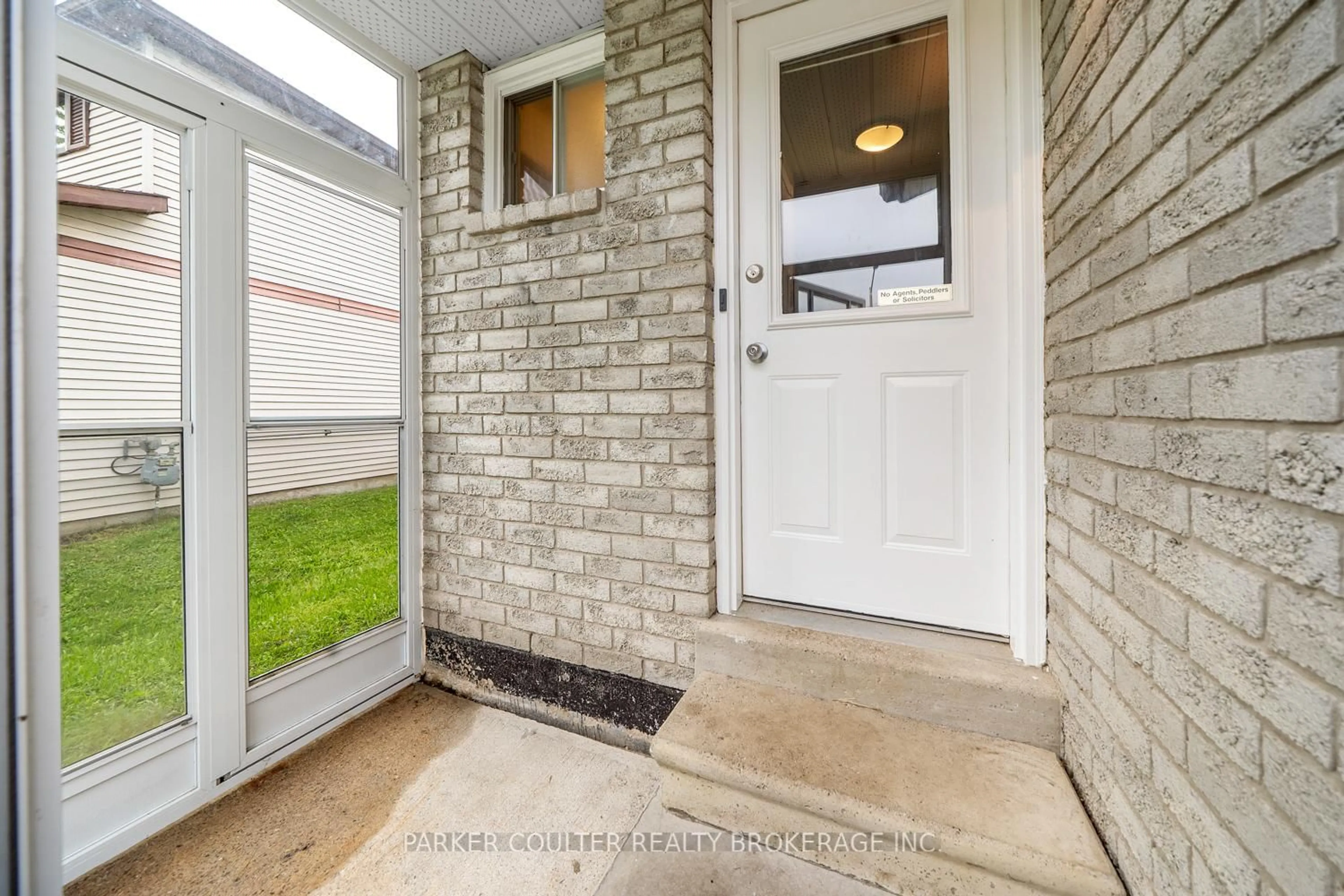 Indoor entryway for 19 Corbett Dr, Barrie Ontario L4M 5T1