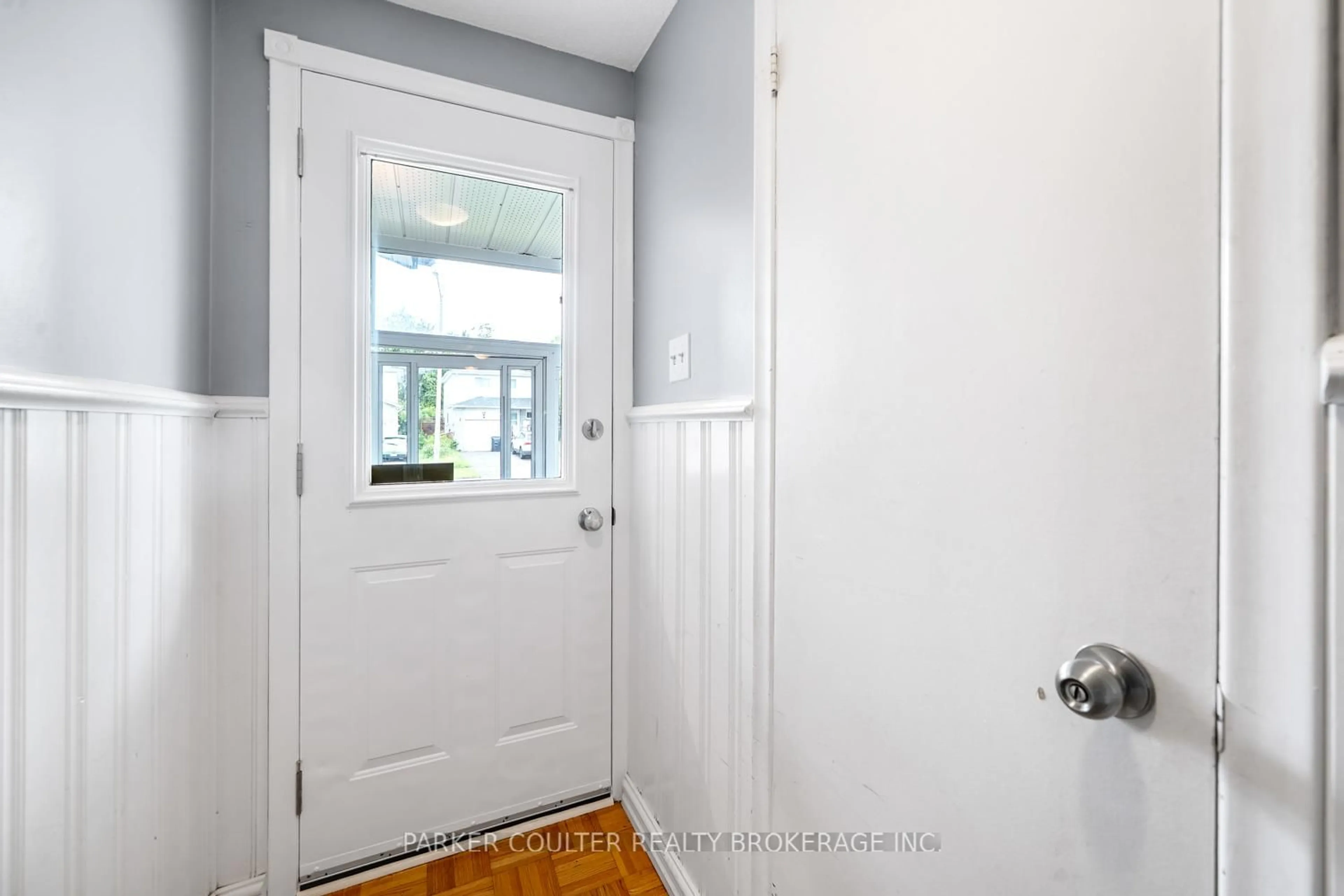 Indoor entryway for 19 Corbett Dr, Barrie Ontario L4M 5T1