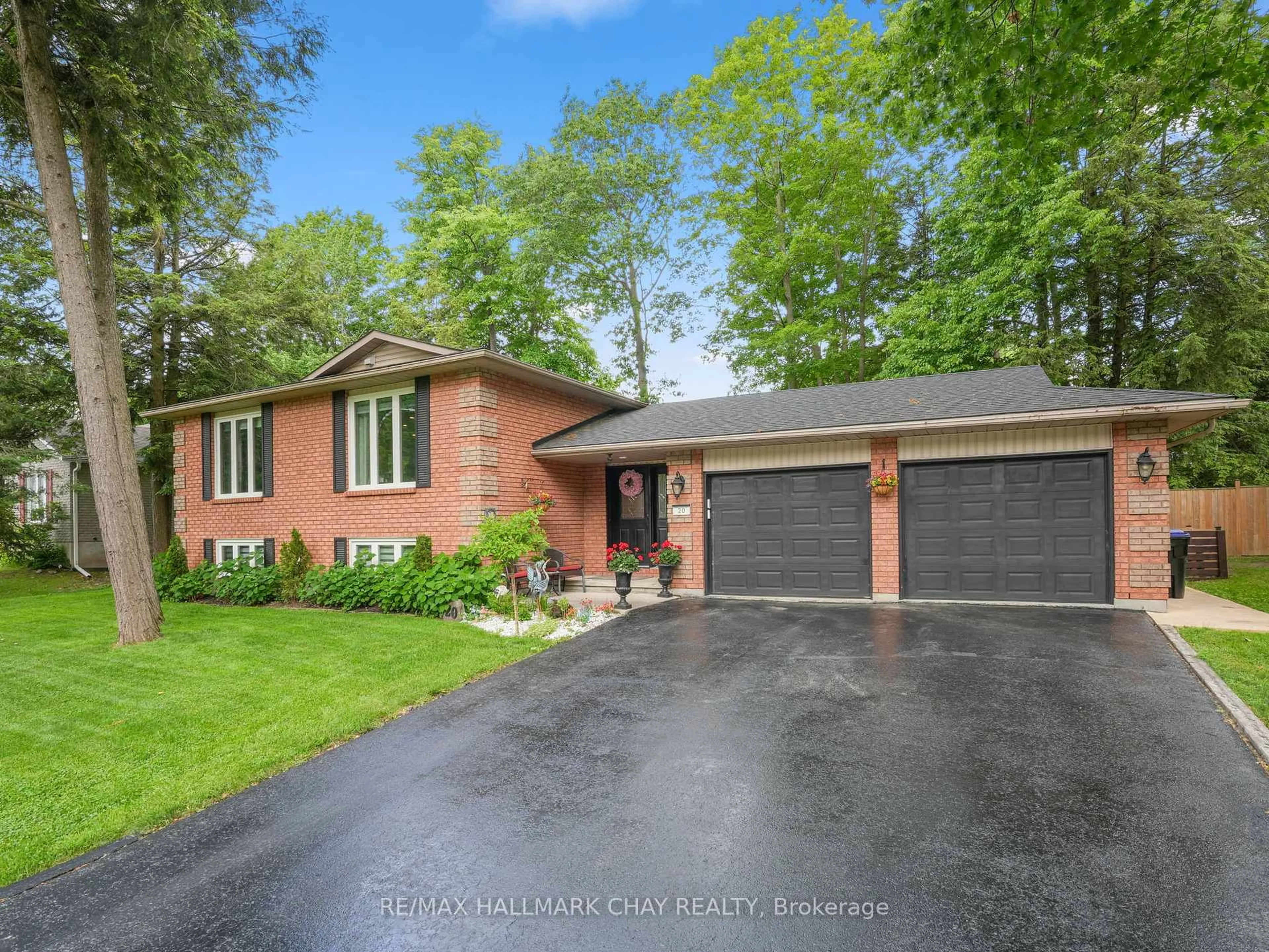 Home with brick exterior material, street for 20 Downer Cres, Wasaga Beach Ontario L9Z 1C2