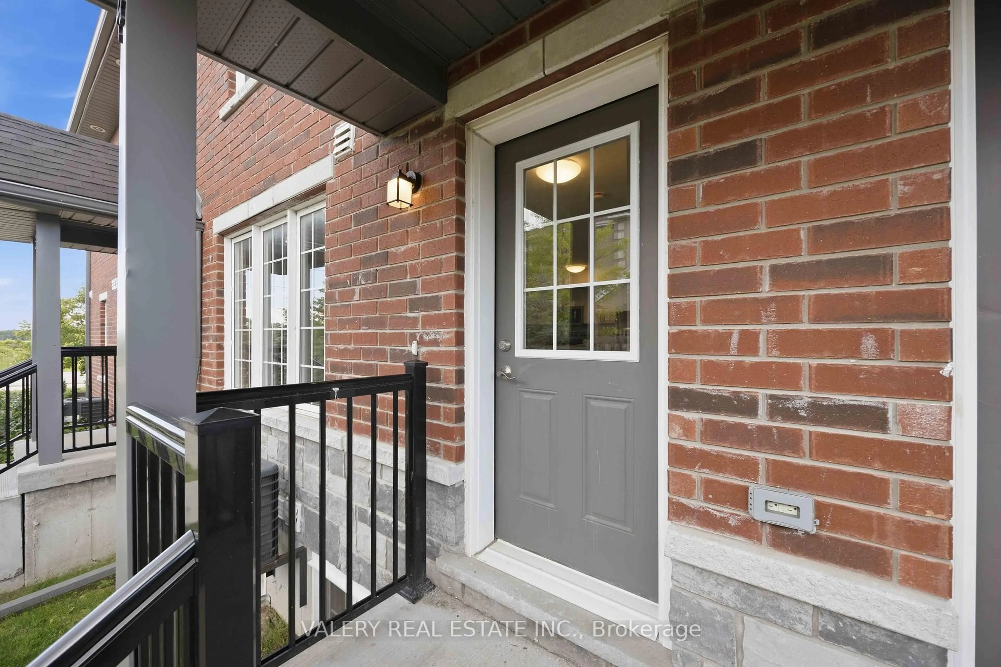 Indoor entryway for 250 Penetanguishene Rd #14, Barrie Ontario L4M 7C2