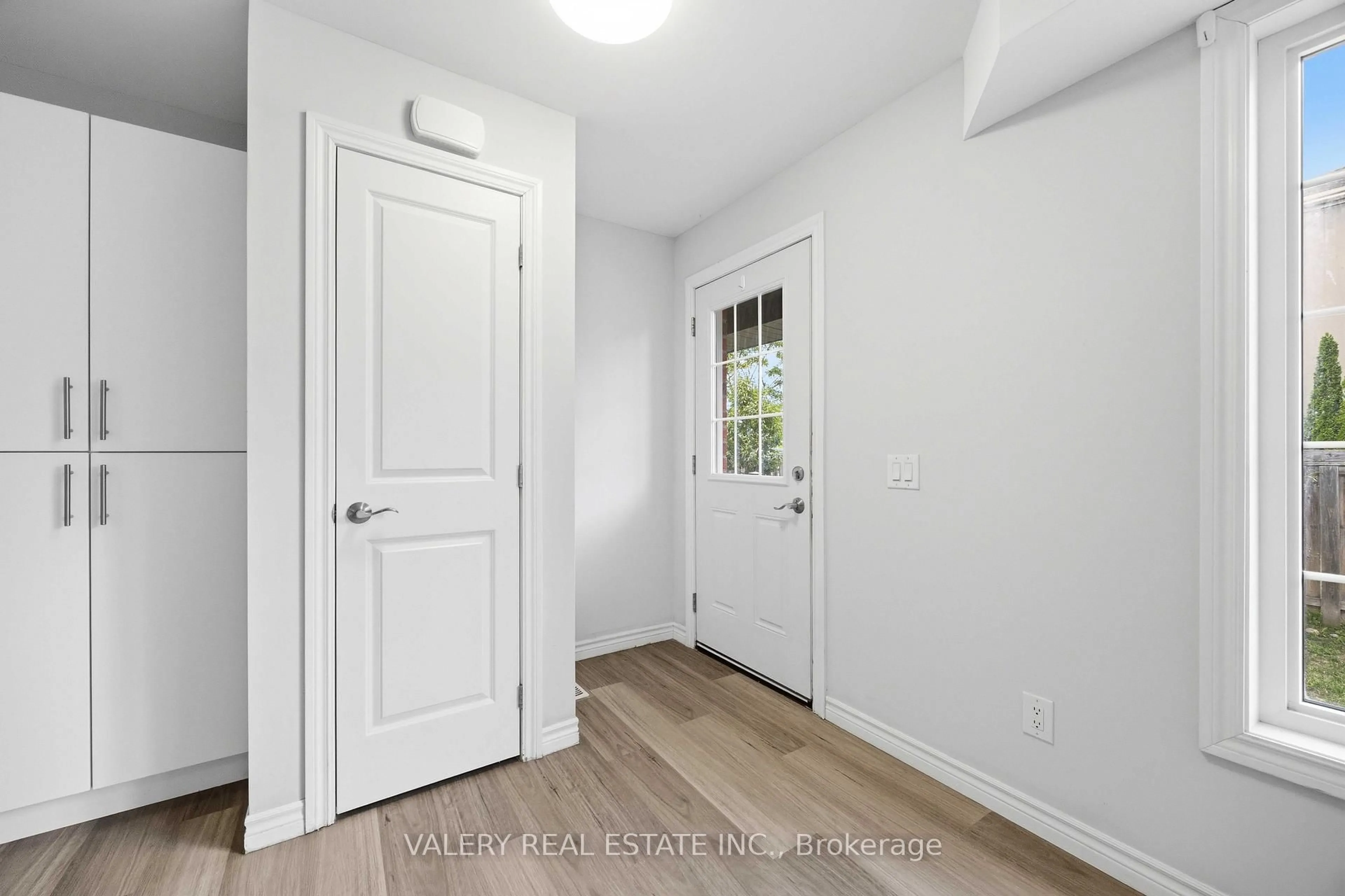 Indoor entryway for 250 Penetanguishene Rd #14, Barrie Ontario L4M 7C2