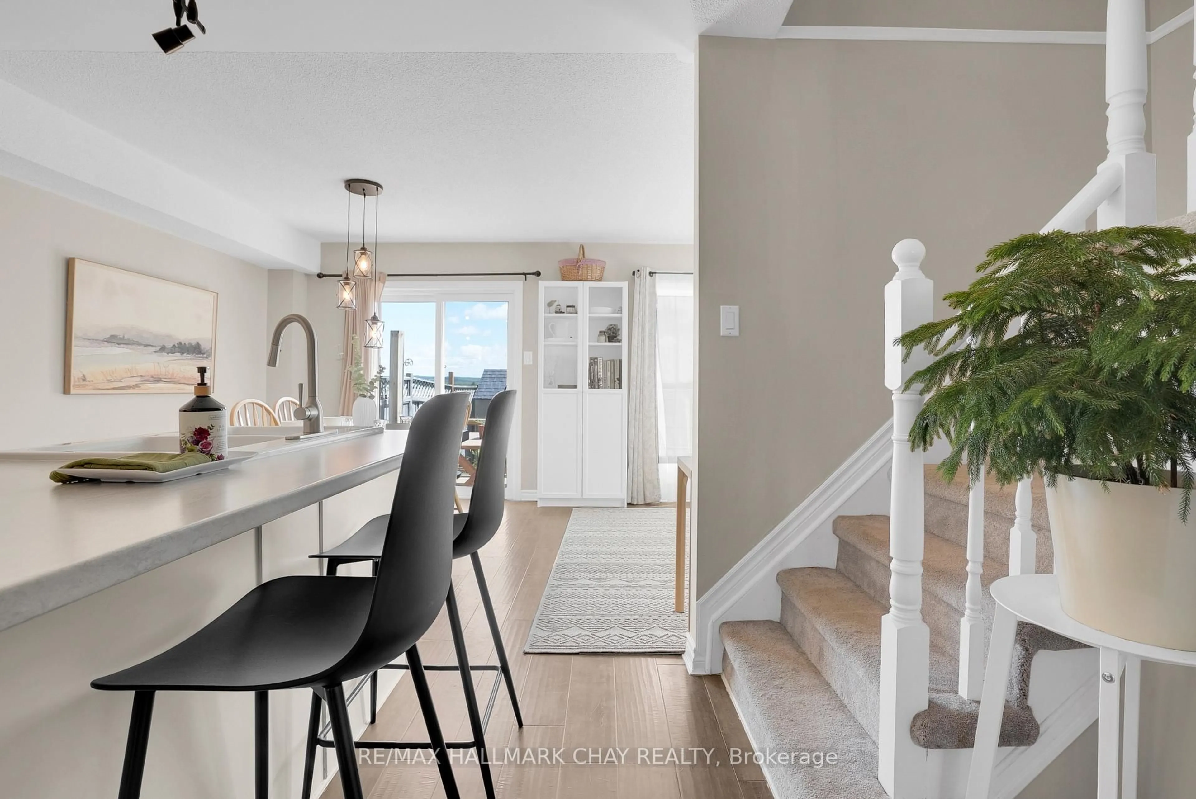 Open concept kitchen, unknown for 162 Ritchie Cres, Springwater Ontario L0L 1P0
