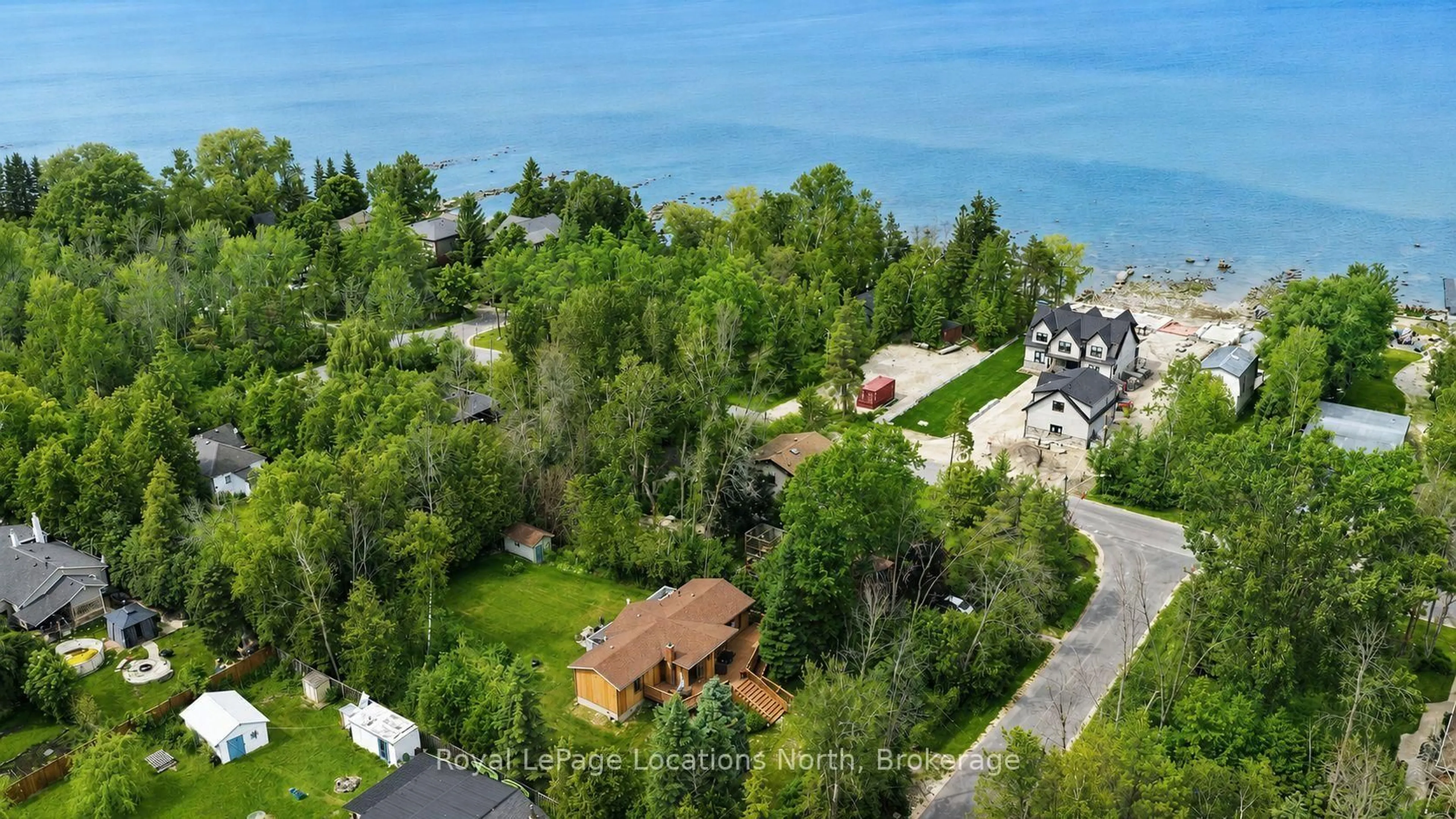 A pic from outside/outdoor area/front of a property/back of a property/a pic from drone, water/lake/river/ocean view for 27 York St, Collingwood Ontario L9Y 3Z1