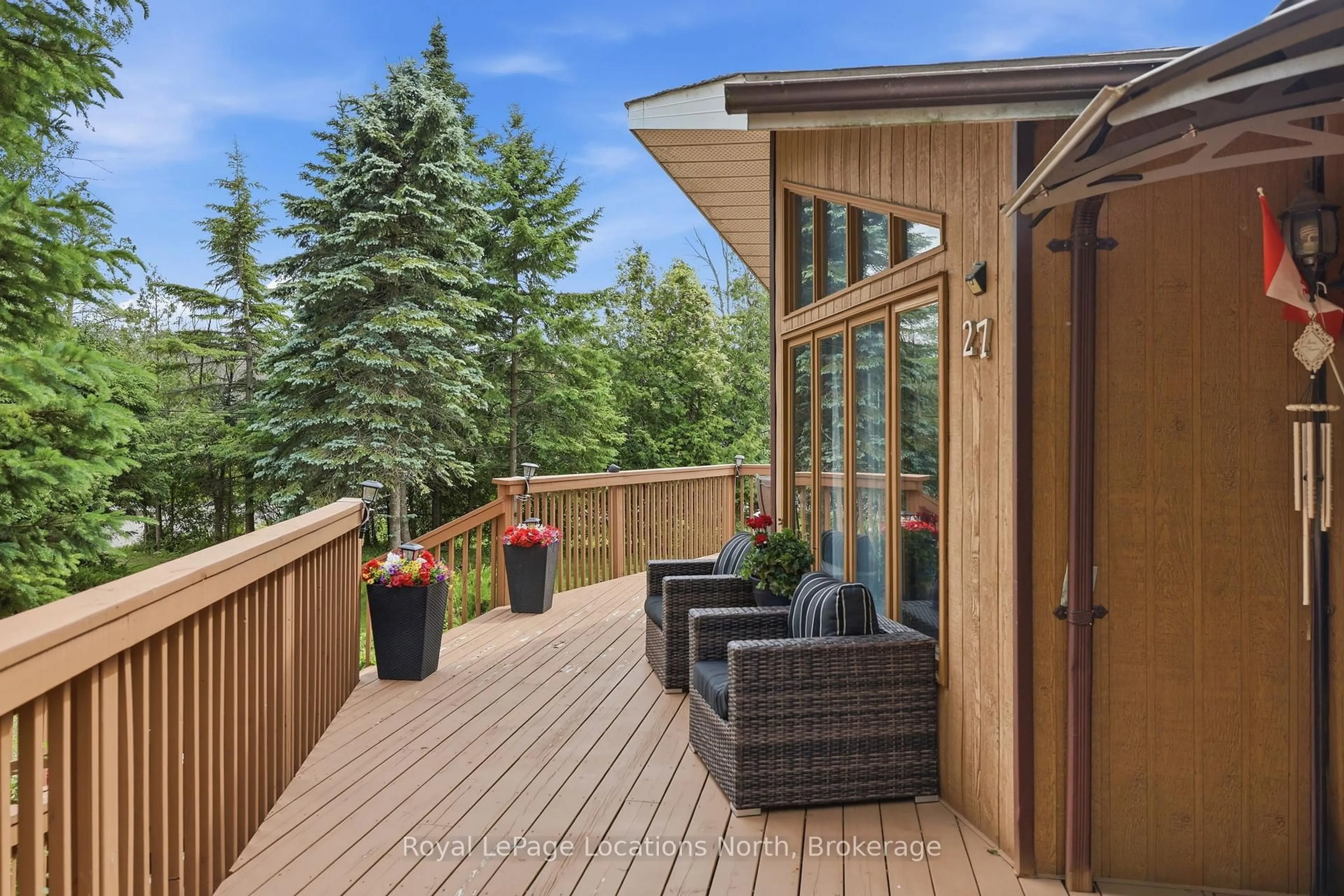 Patio, mountain view for 27 York St, Collingwood Ontario L9Y 3Z1