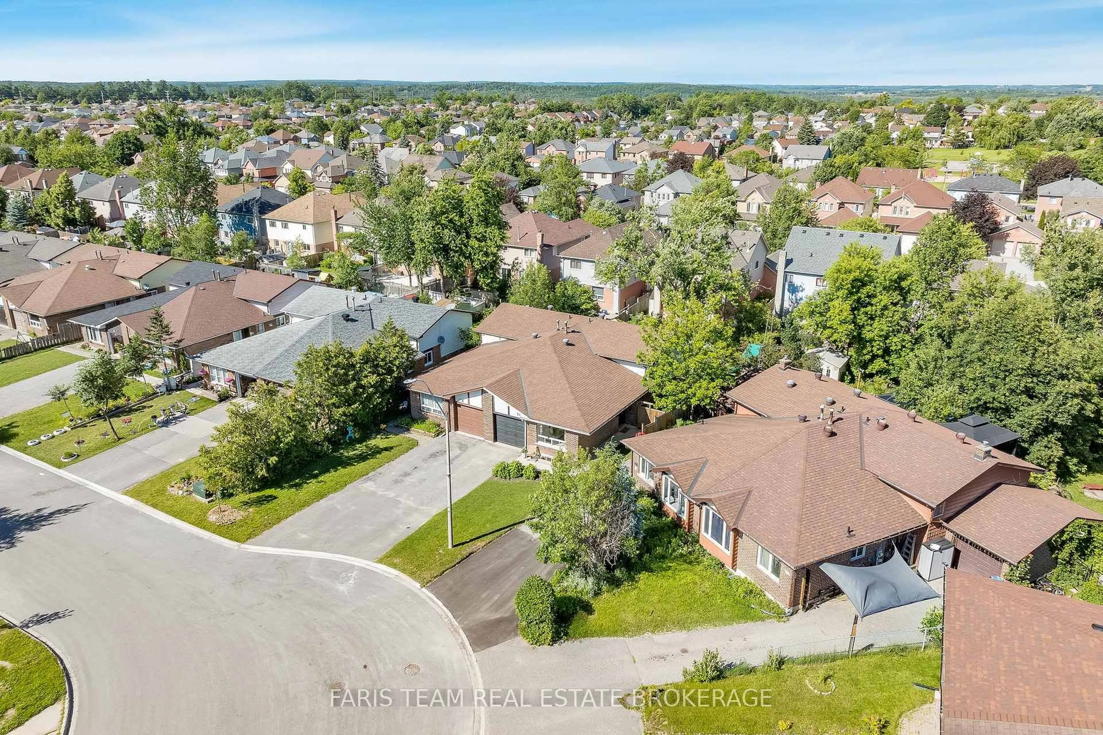 A pic from outside/outdoor area/front of a property/back of a property/a pic from drone, unknown for 21 Maplehurst Cres, Barrie Ontario L4M 4X1