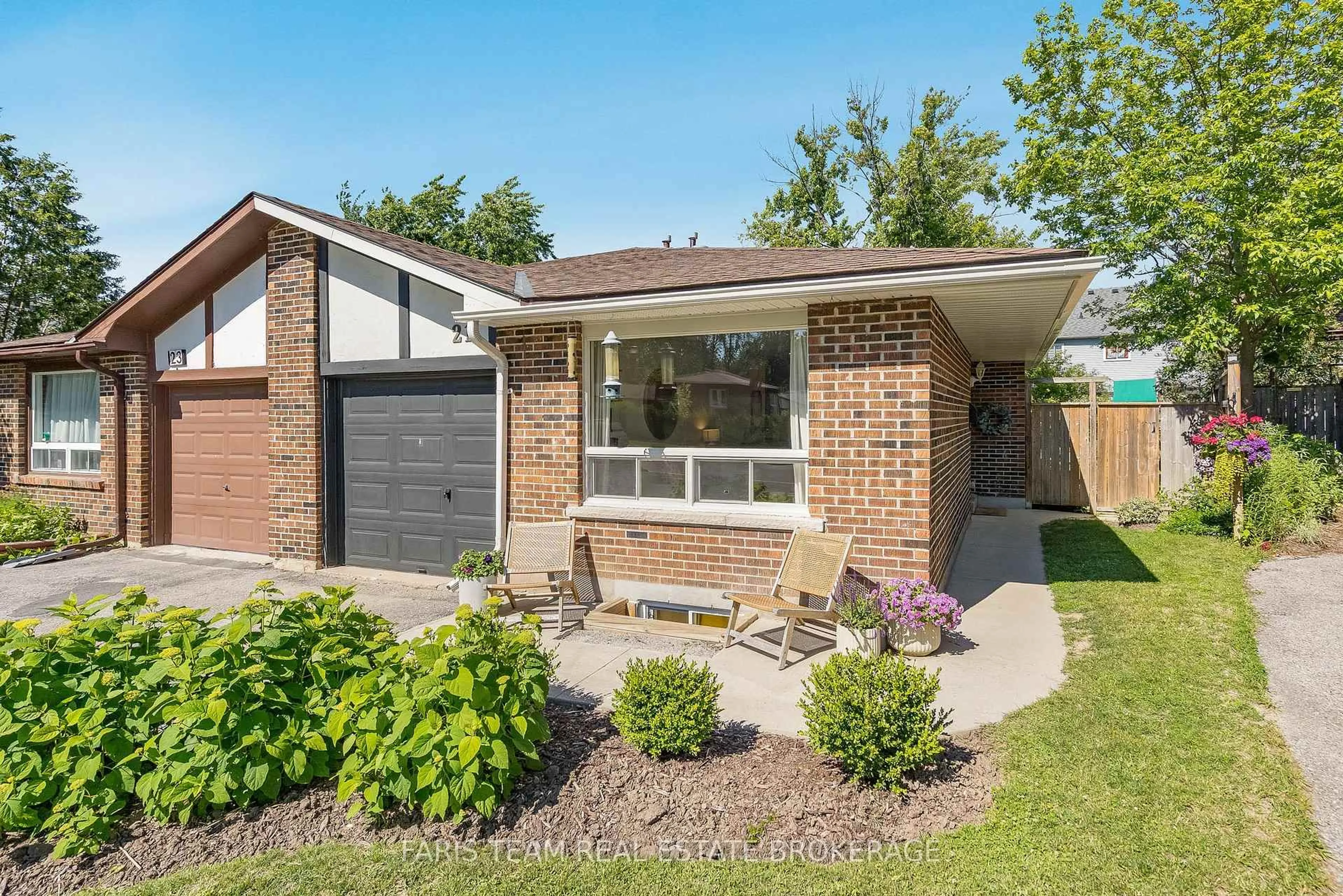 Home with brick exterior material, street for 21 Maplehurst Cres, Barrie Ontario L4M 4X1