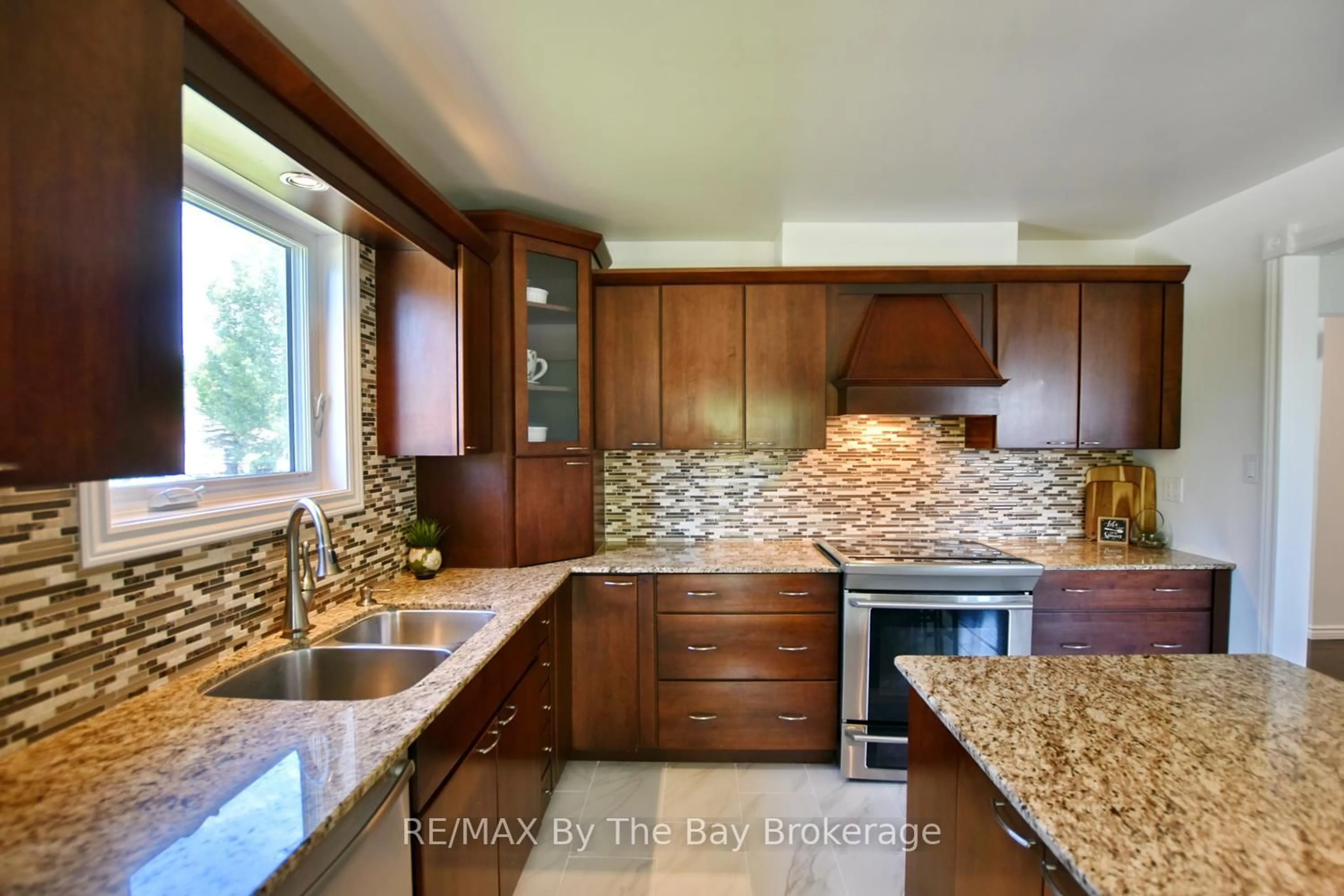 Contemporary kitchen, ceramic/tile floor for 2 Birchmount Circ, Wasaga Beach Ontario L9Z 1H8
