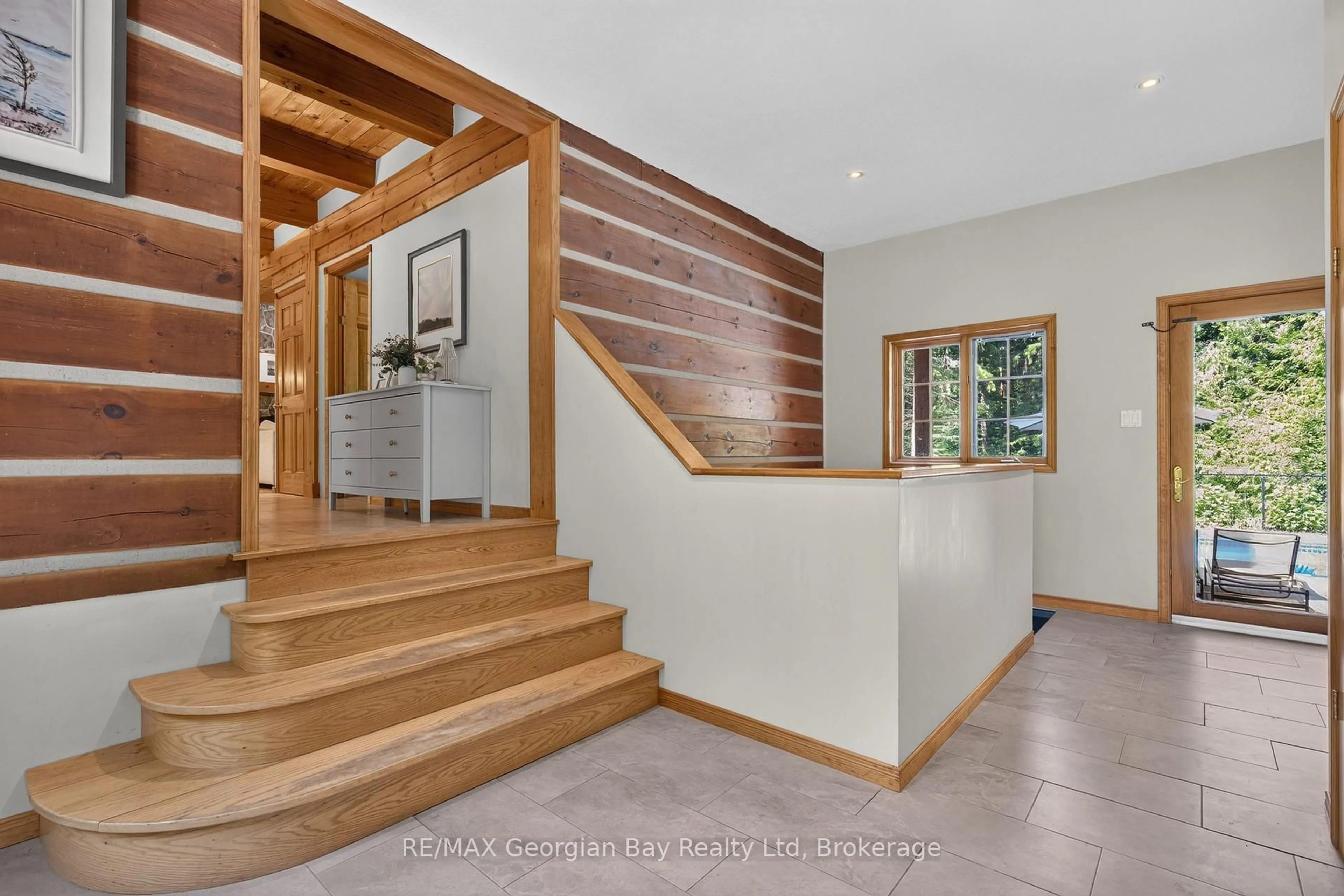 Indoor entryway for 19 Kingfisher Cres, Tiny Ontario L0L 2J0