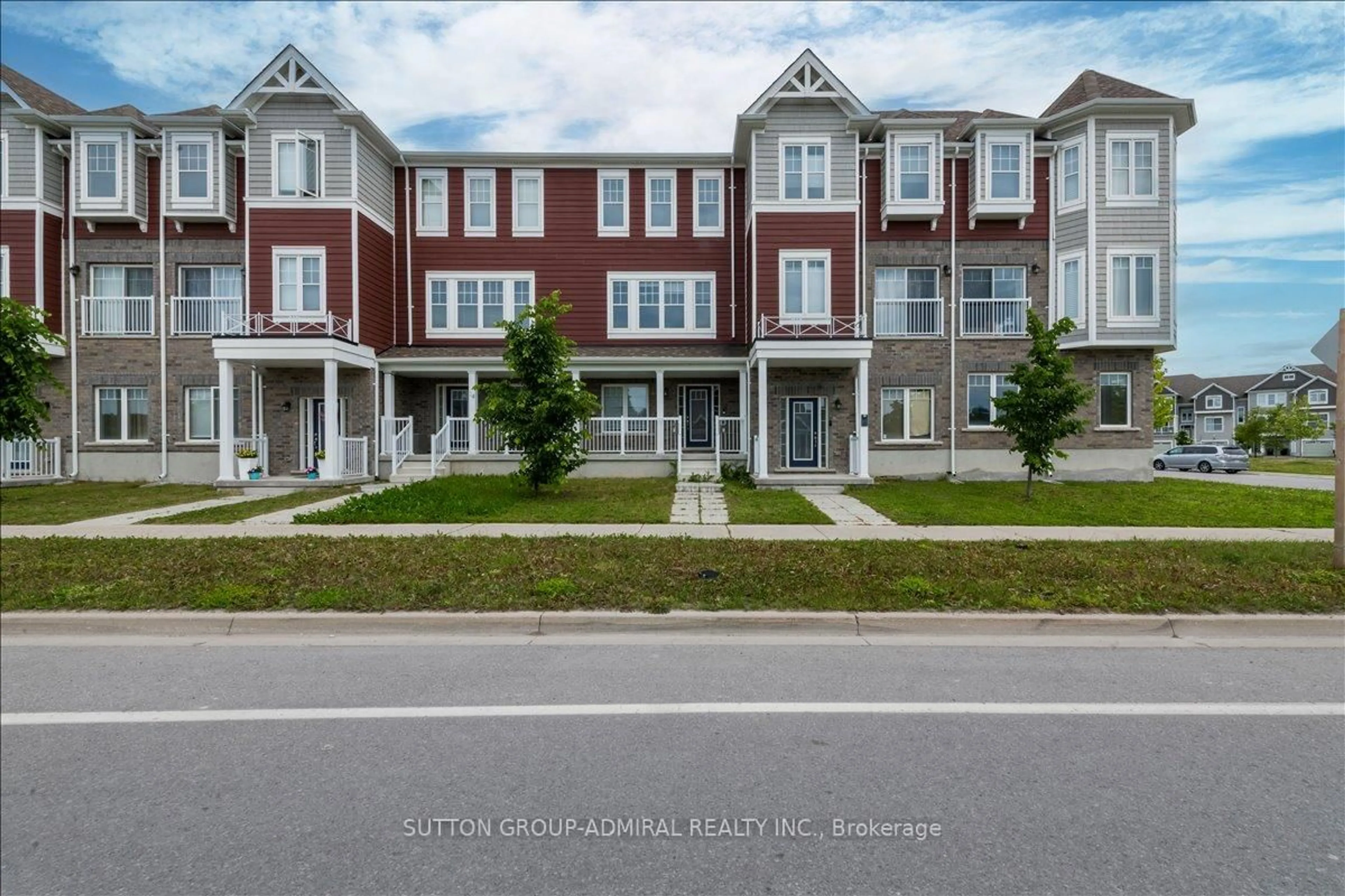 A pic from outside/outdoor area/front of a property/back of a property/a pic from drone, street for 26 Village Gate Dr, Wasaga Beach Ontario L9Z 0J7