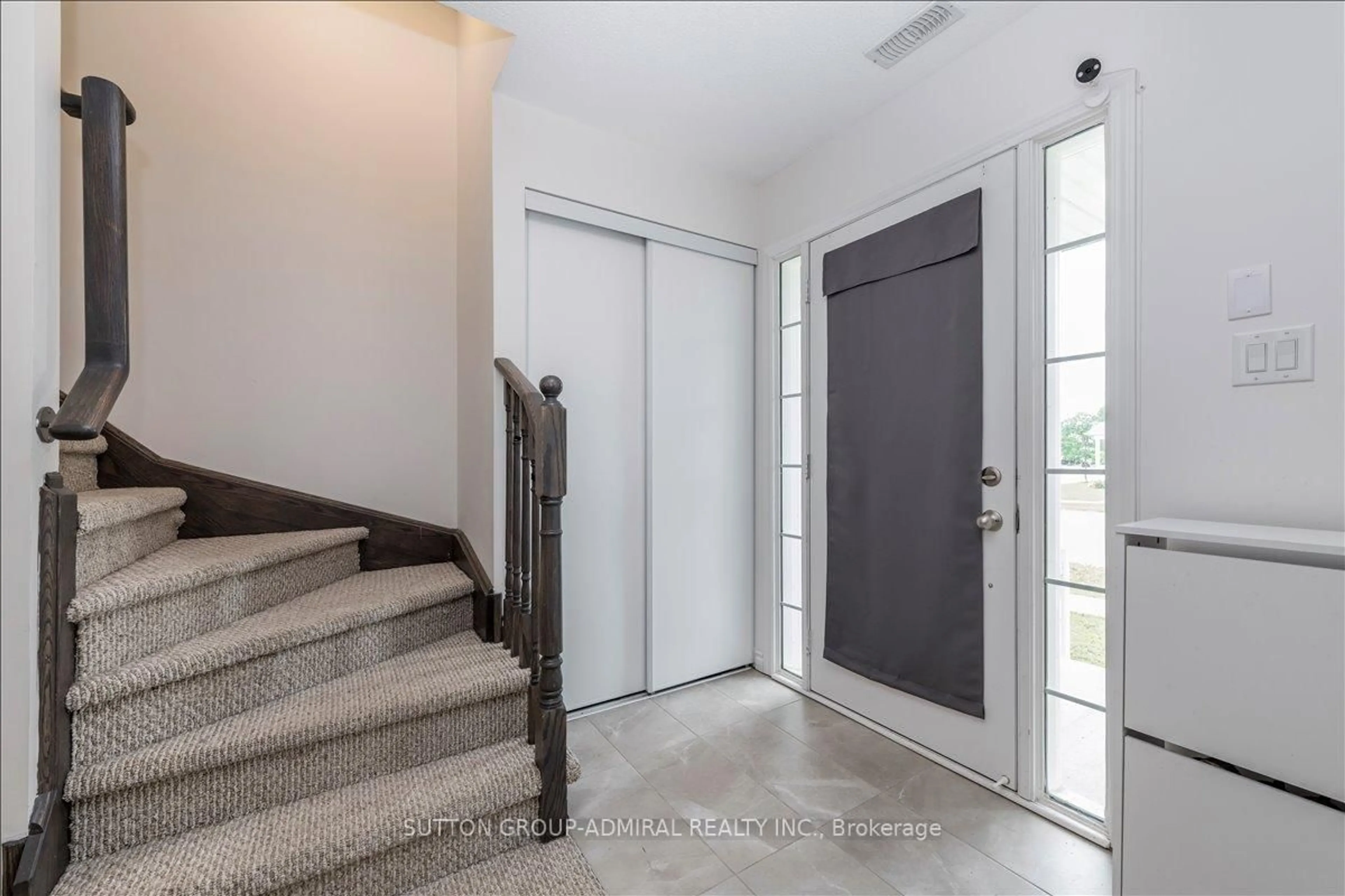 Indoor entryway for 26 Village Gate Dr, Wasaga Beach Ontario L9Z 0J7