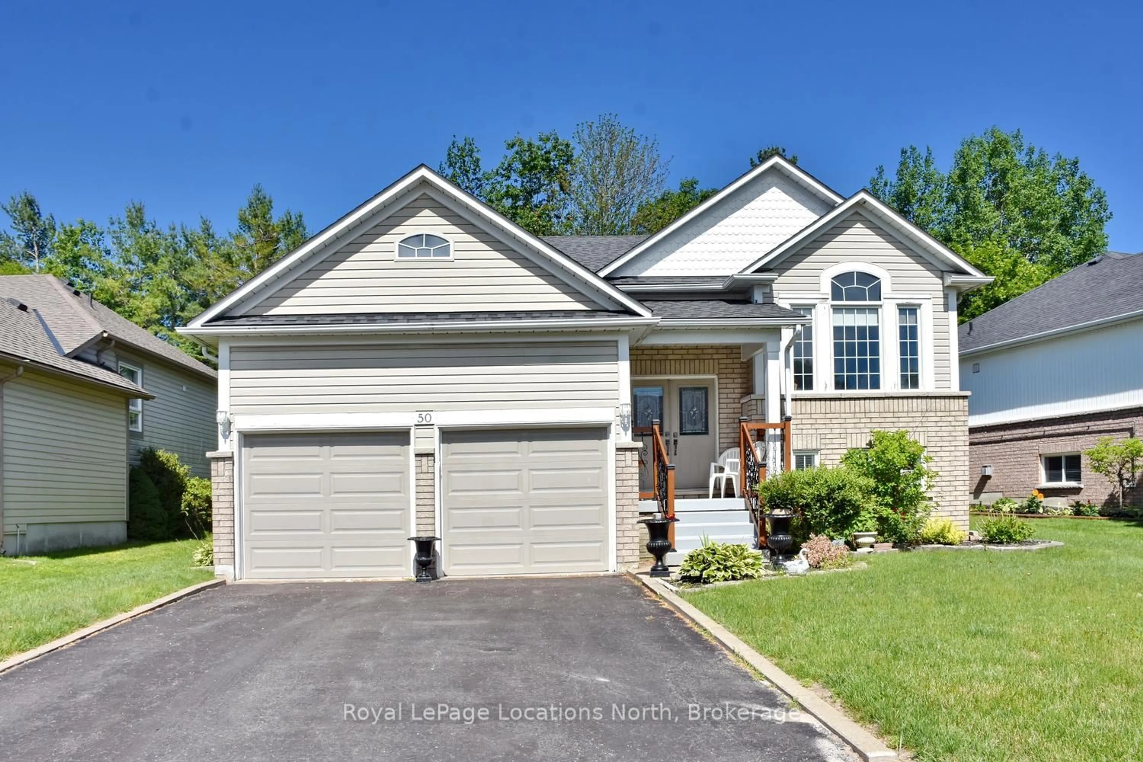 Home with vinyl exterior material, street for 50 Regina Blvd, Wasaga Beach Ontario L9Z 1M8