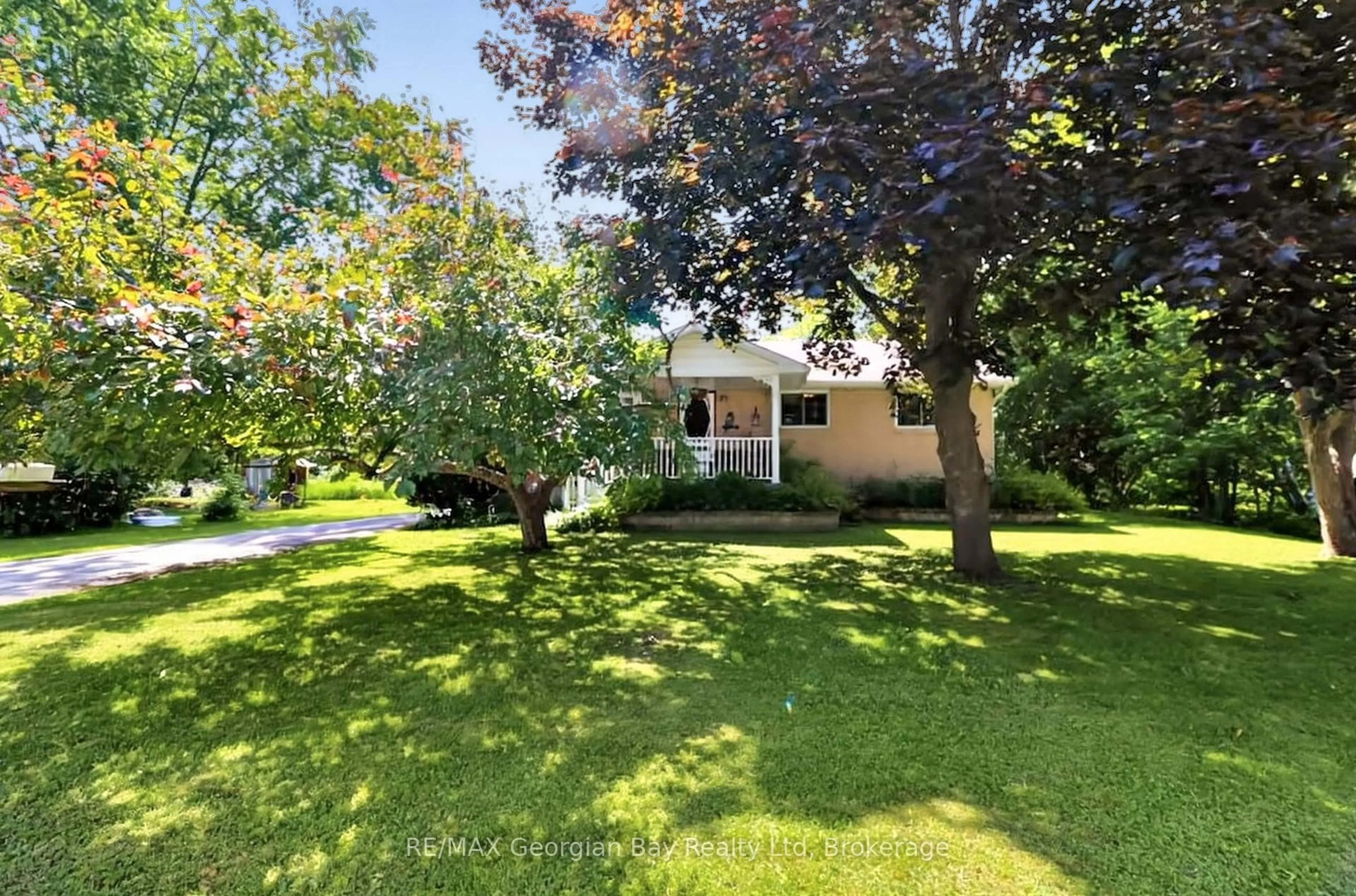 A pic from outside/outdoor area/front of a property/back of a property/a pic from drone, street for 511 Camilla St, Tay Ontario L0K 1R0