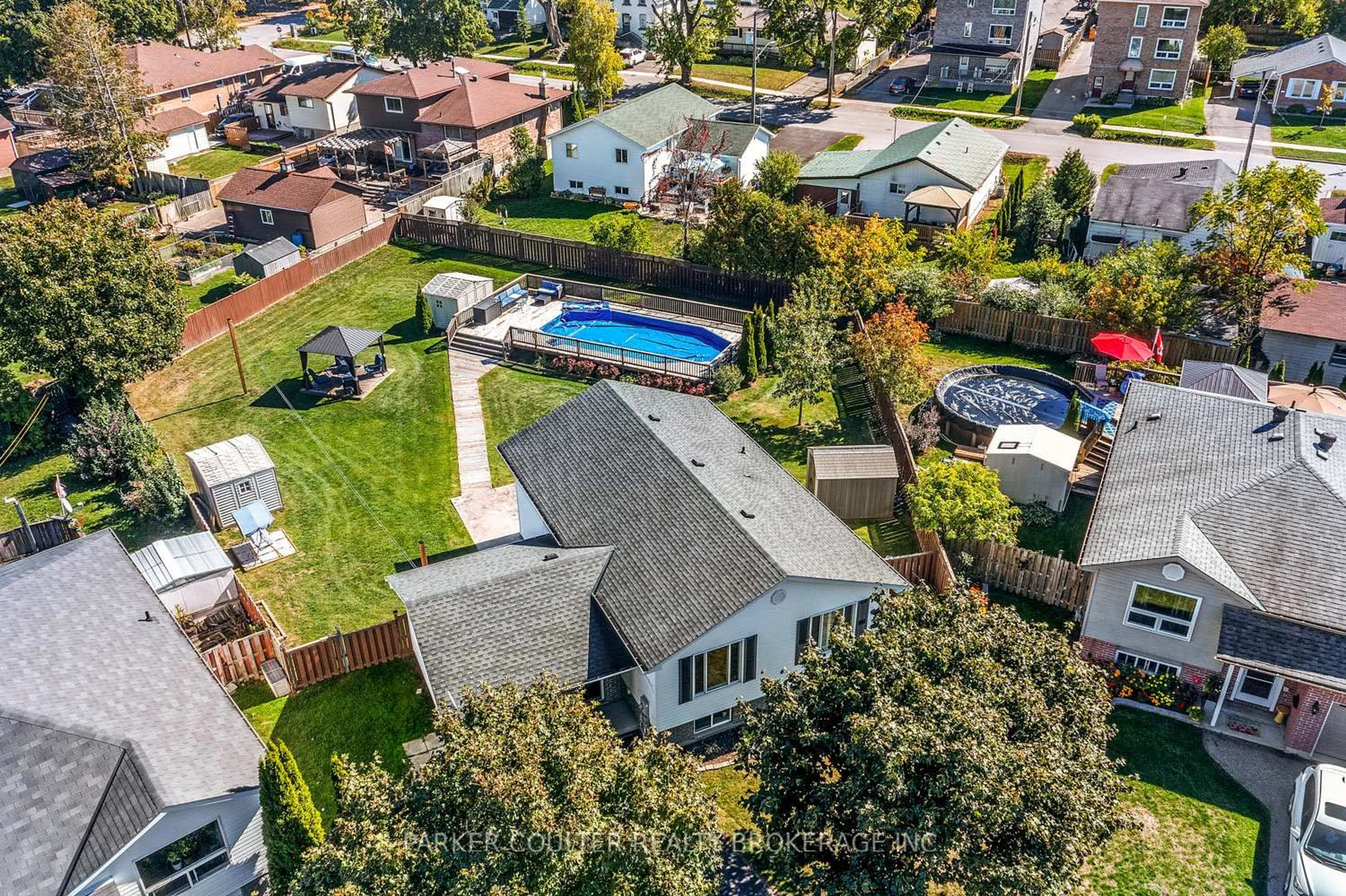 A pic from outside/outdoor area/front of a property/back of a property/a pic from drone, unknown for 28 Keith St, Orillia Ontario L3V 7V6