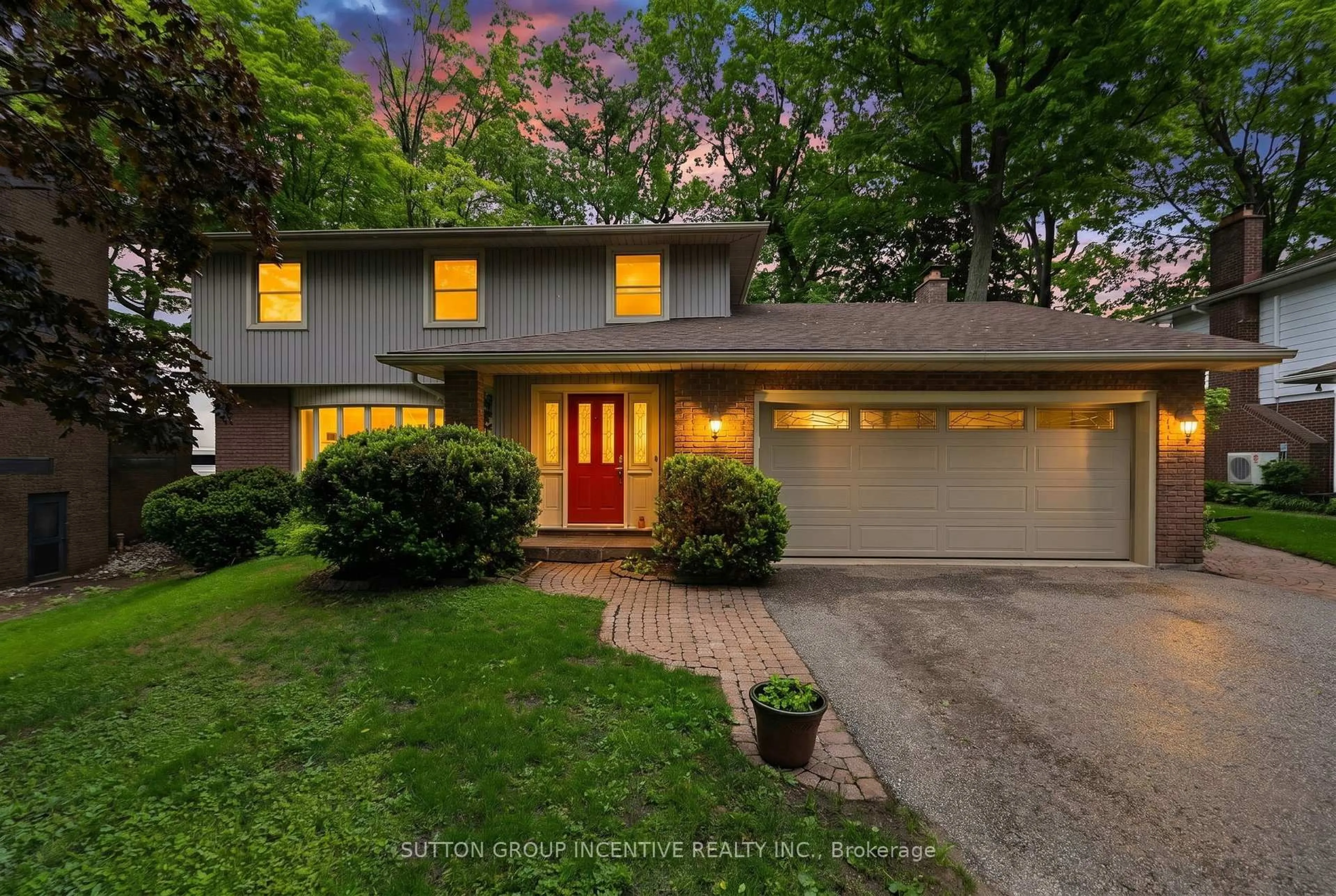 Home with vinyl exterior material, street for 3 Southwood Circ, Orillia Ontario L3V 2H8
