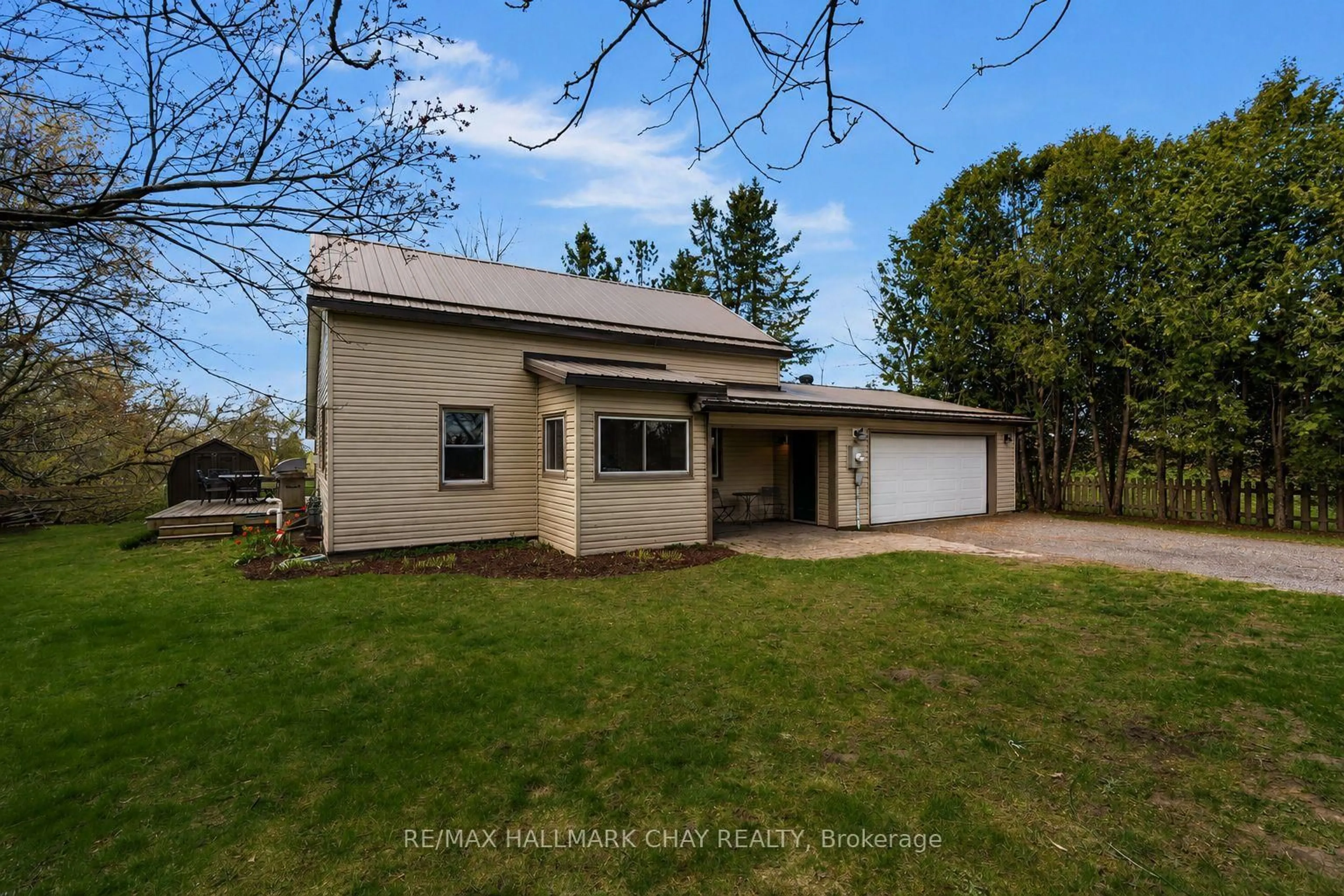 A pic from outside/outdoor area/front of a property/back of a property/a pic from drone, street for 3324 Penetanguishene Rd, Oro-Medonte Ontario L4M 4Y8