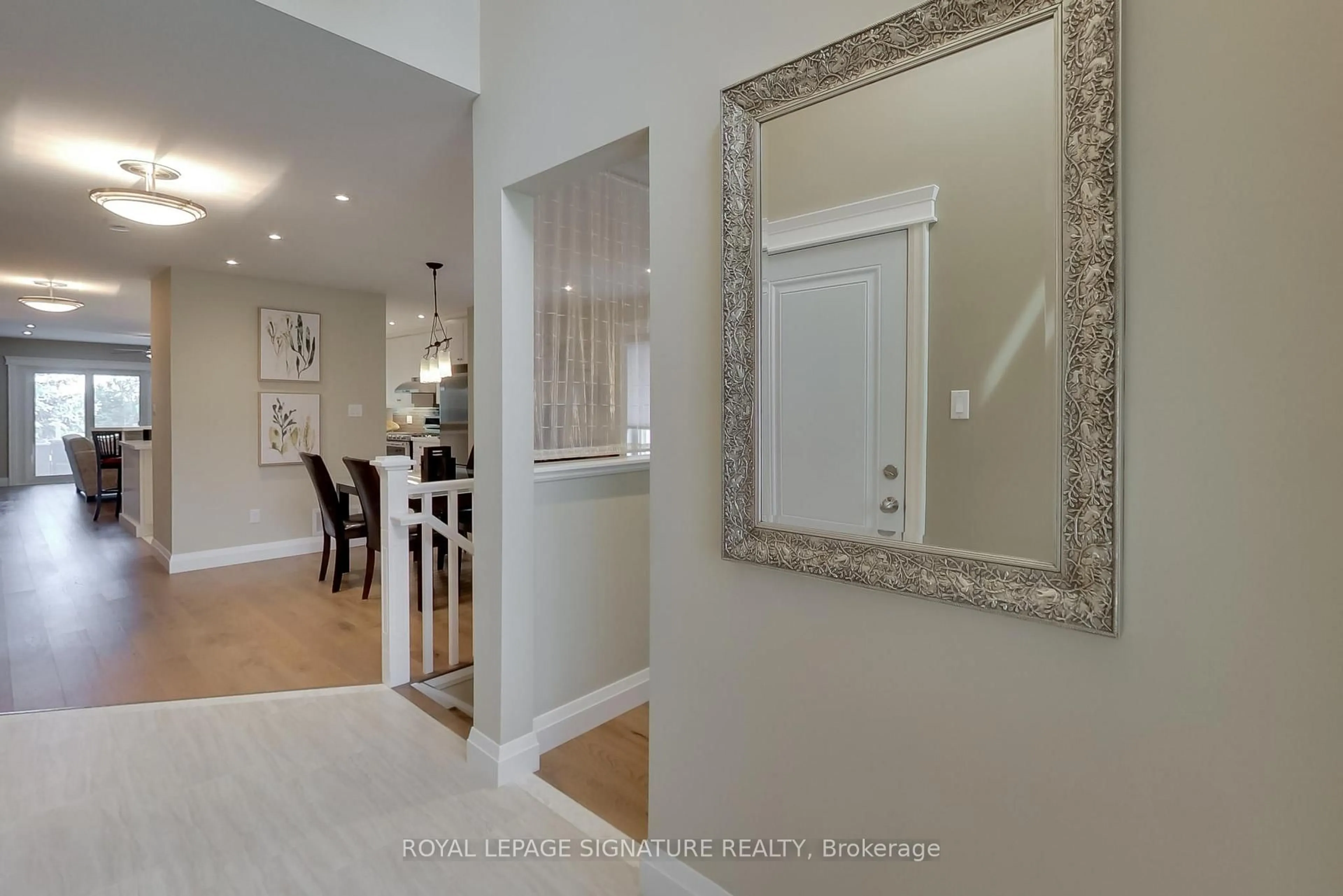 Indoor entryway for 14 Stanley St, Barrie Ontario L4M 6V2