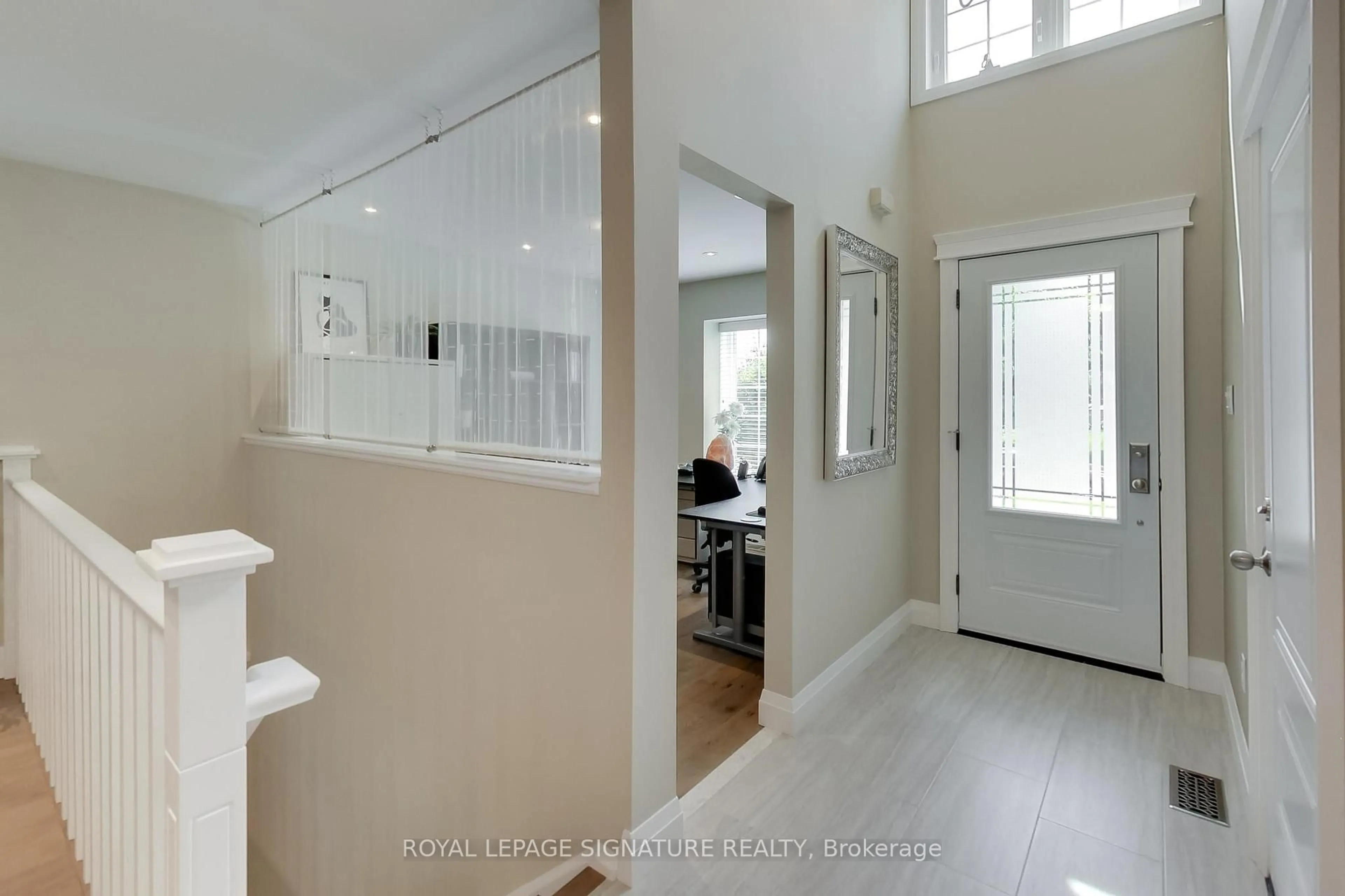 Indoor entryway for 14 Stanley St, Barrie Ontario L4M 6V2